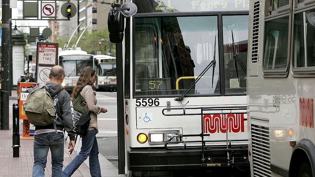 6 injured in crash between Muni bus, SUV in SF's Marina District