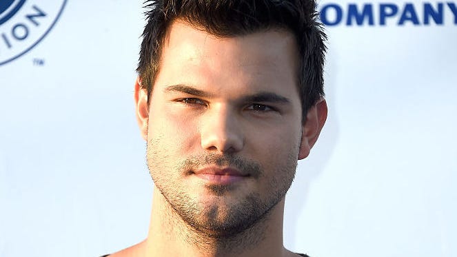 'Twilight' star Taylor Lautner admits fiancée was originally on Team Edward: 'She's made up for it'