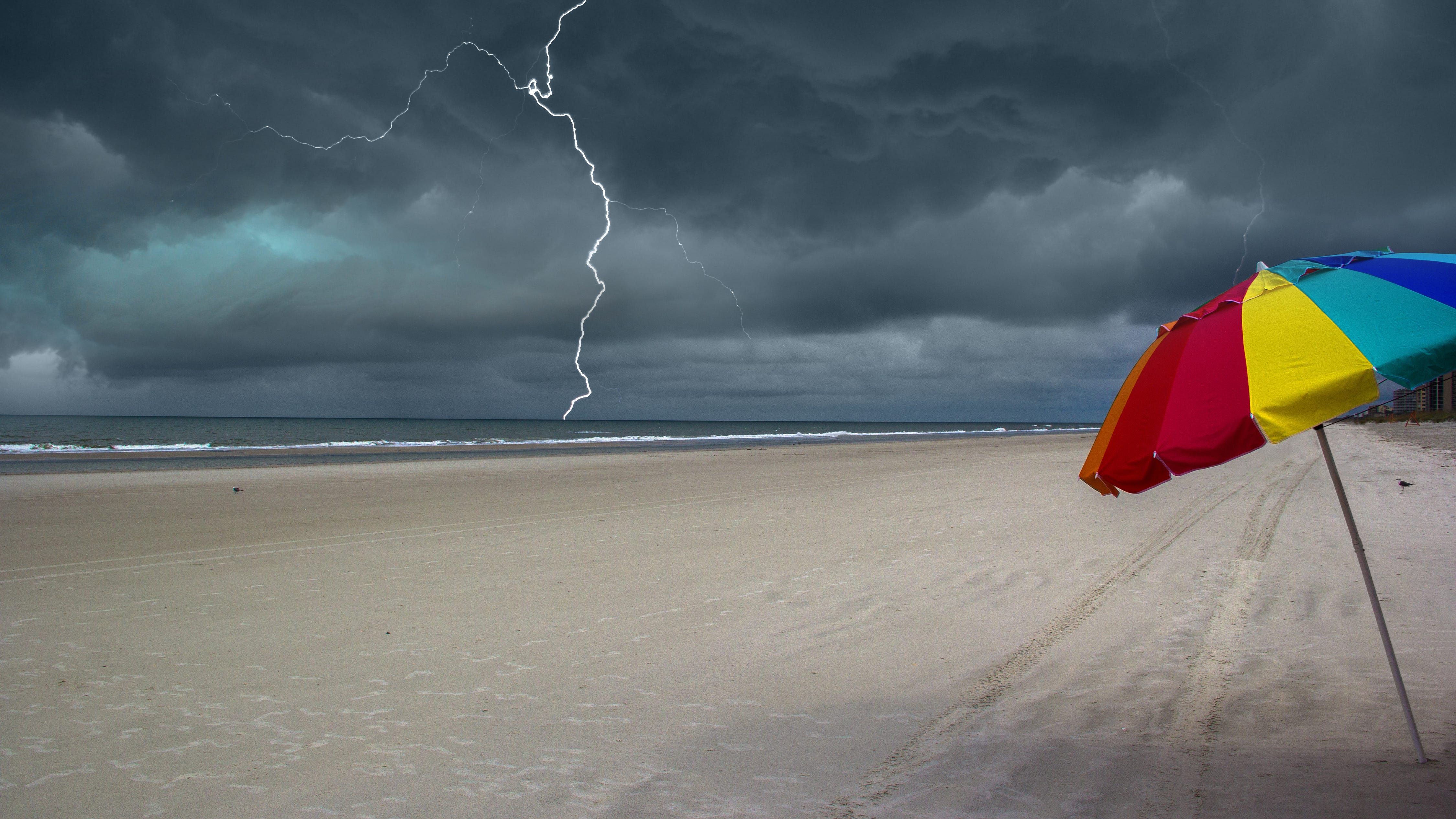 Stretch of Orange County beaches closed to due to lightning strikes