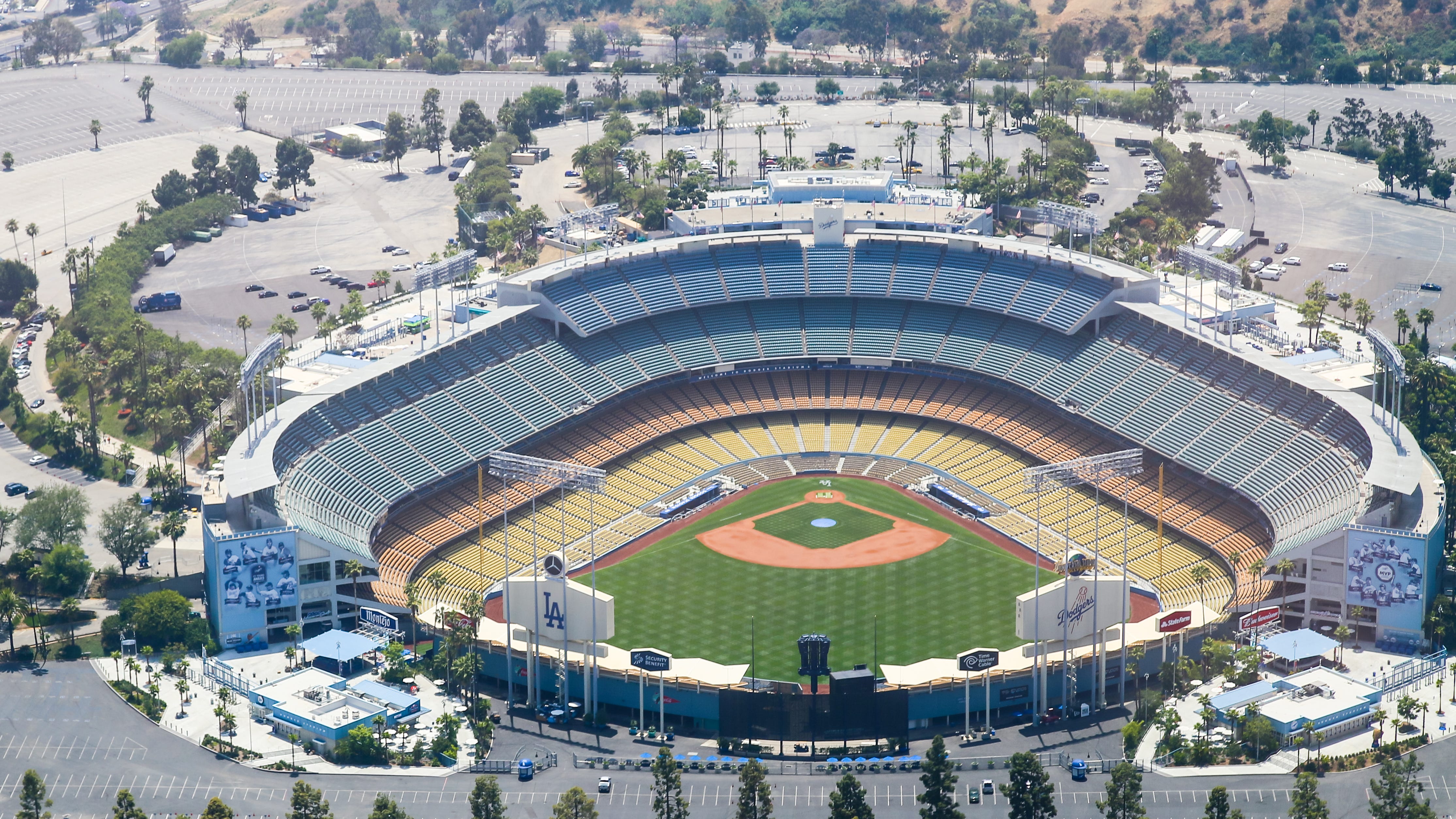 Dodger Stadium workers agree to new union contract, averting strike