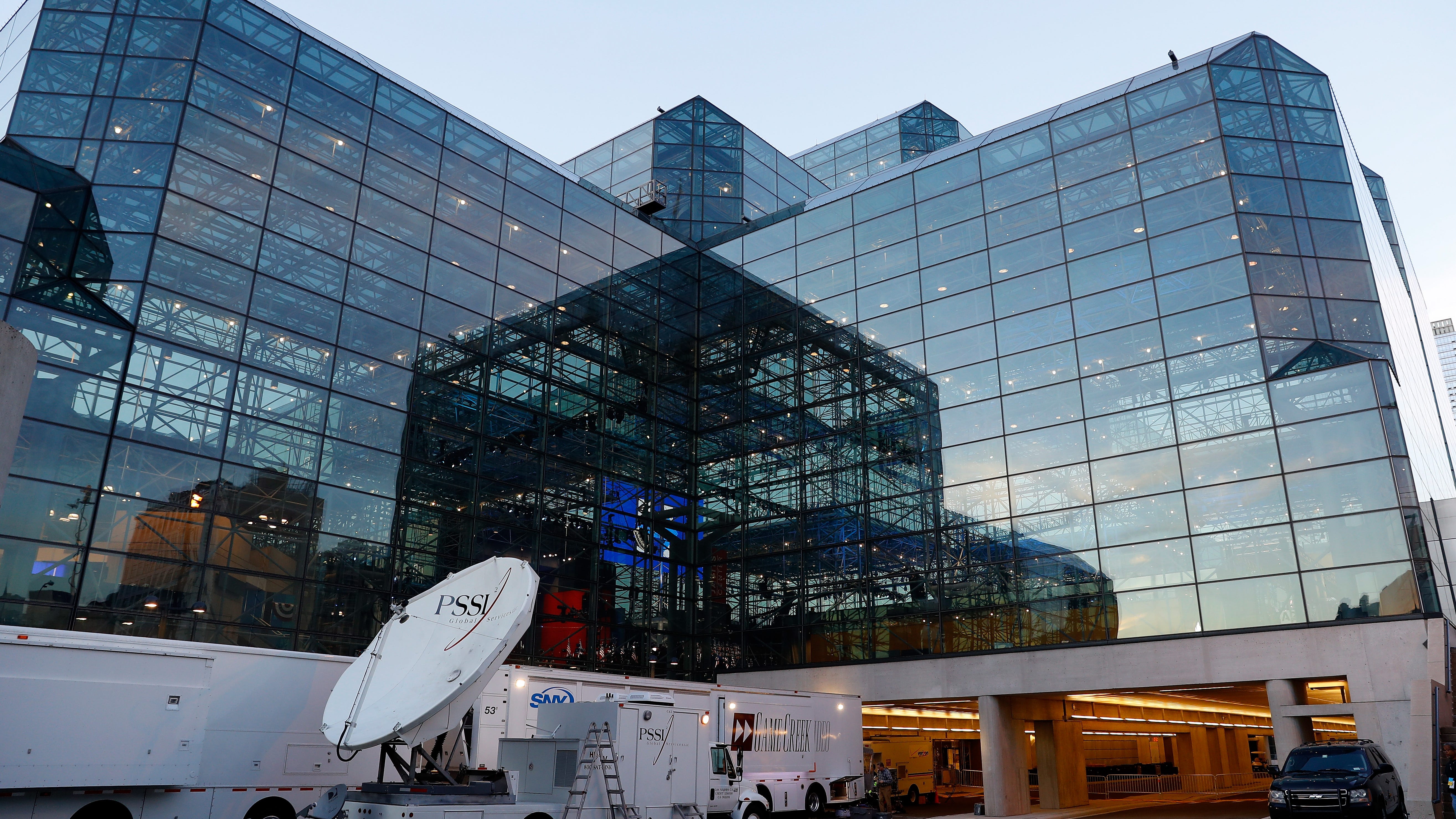 'THIS IS NOT CAUSE FOR ALARM:' Gov. Hochul urges calm after NYC visitor tests positive for omicron variant after Javits Center event
