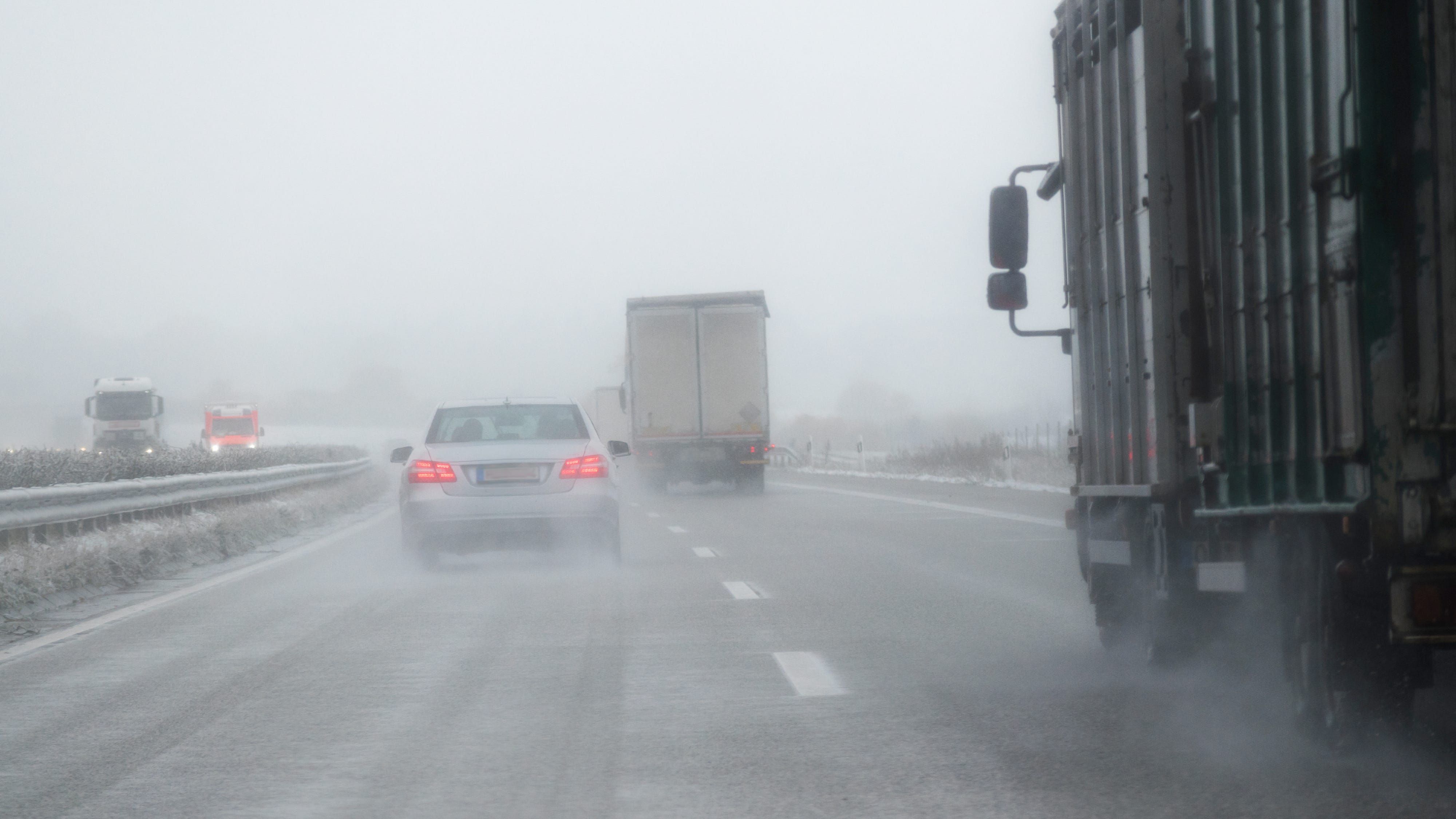 Snow falls on Chicago ahead of dangerous cold snap, forcing nearly 300 flight cancelations