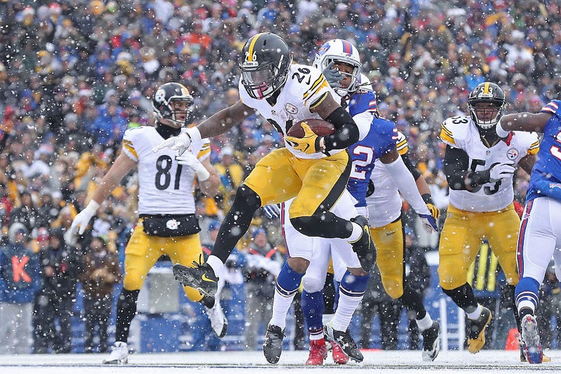 Le'Veon Bell running in the snow in Buffalo