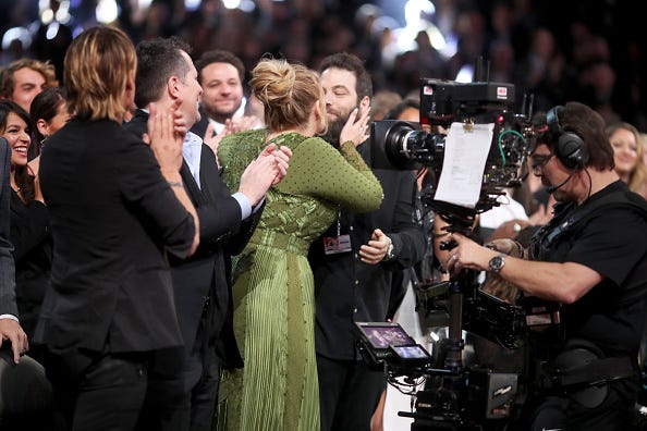 Adele kisses Simon Konecki after winning an award. 