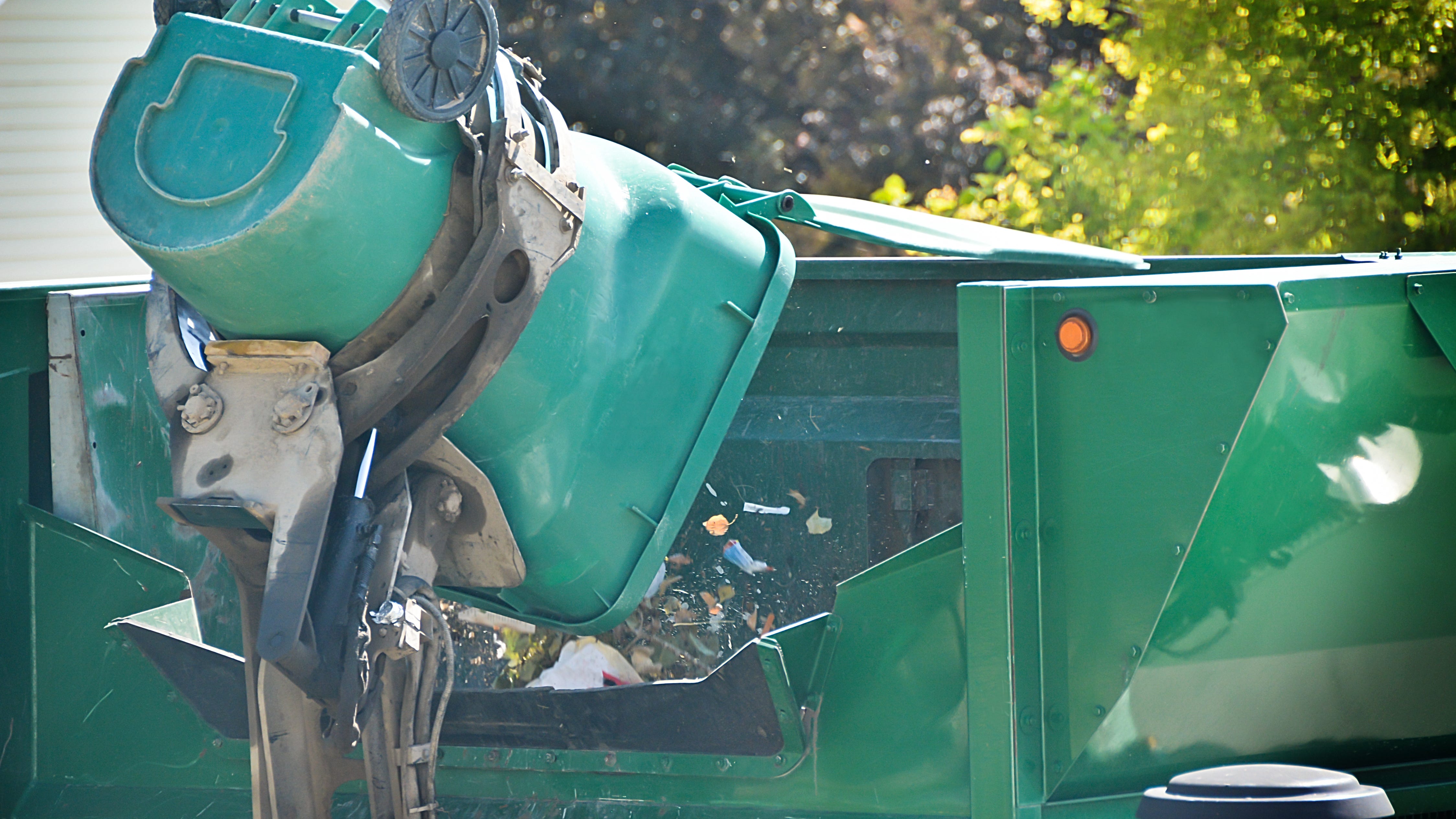Severely decomposed body found in trash by Detroit garbage truck worker