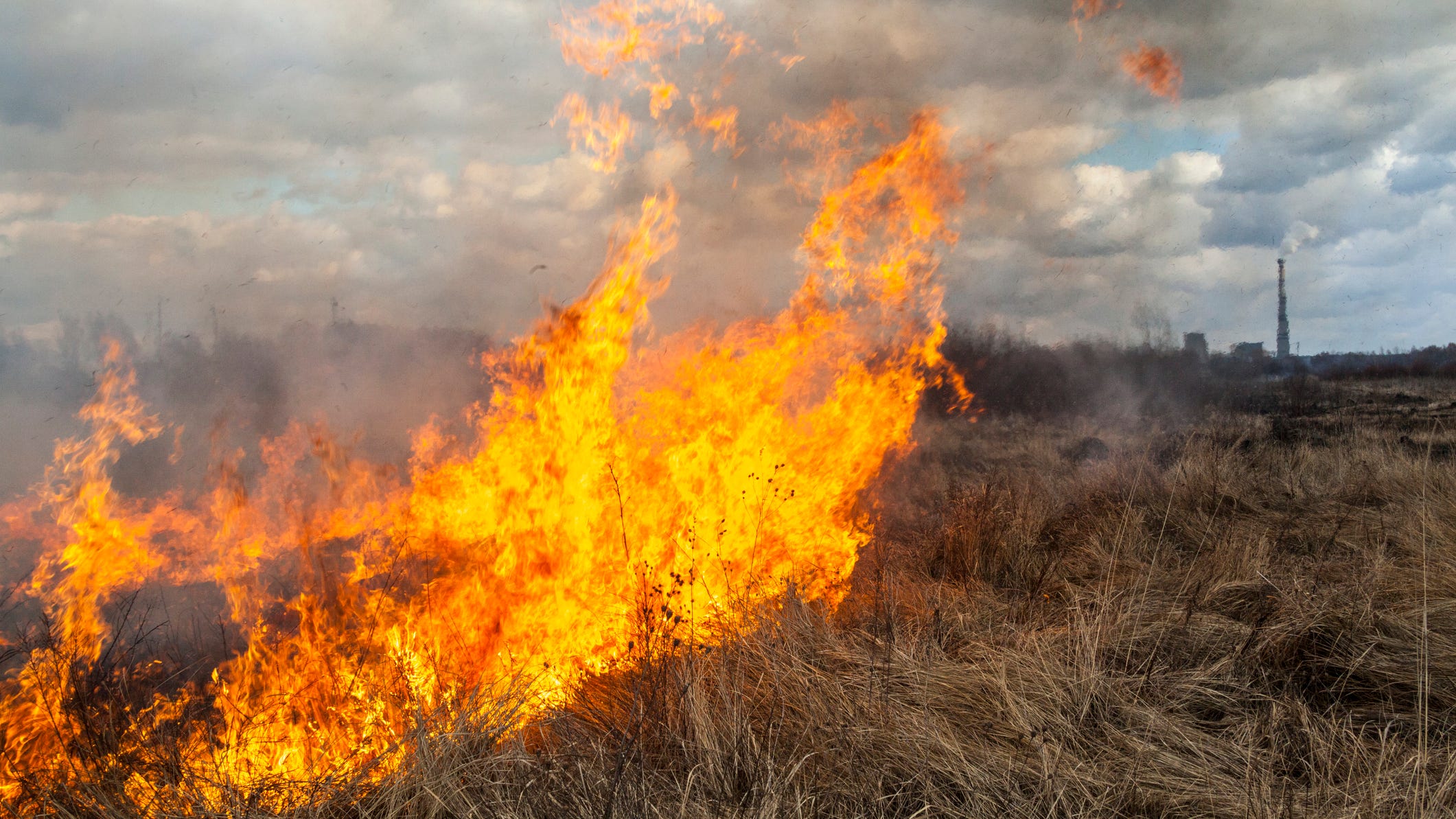 Driver towing flaming trailer starts three fires in Kaufman County