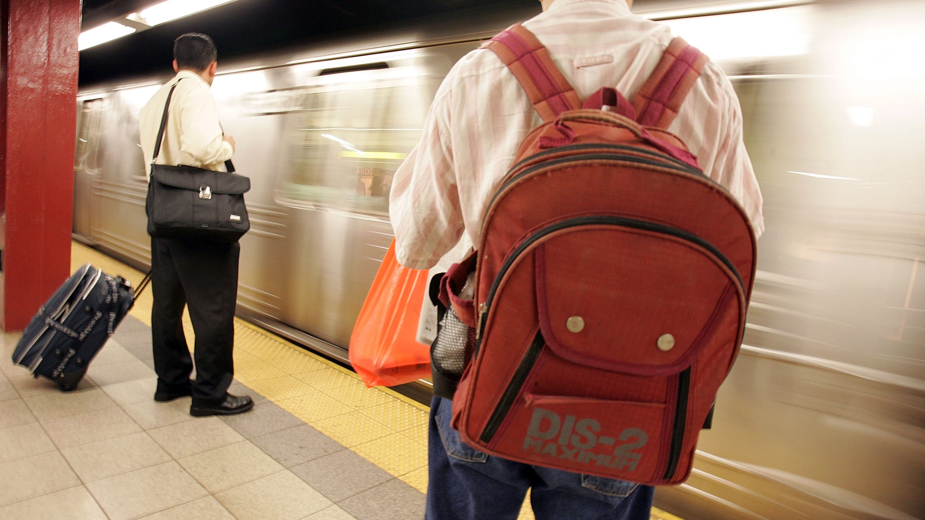 Cops searching for Queens subway scammer who ripped off teenager