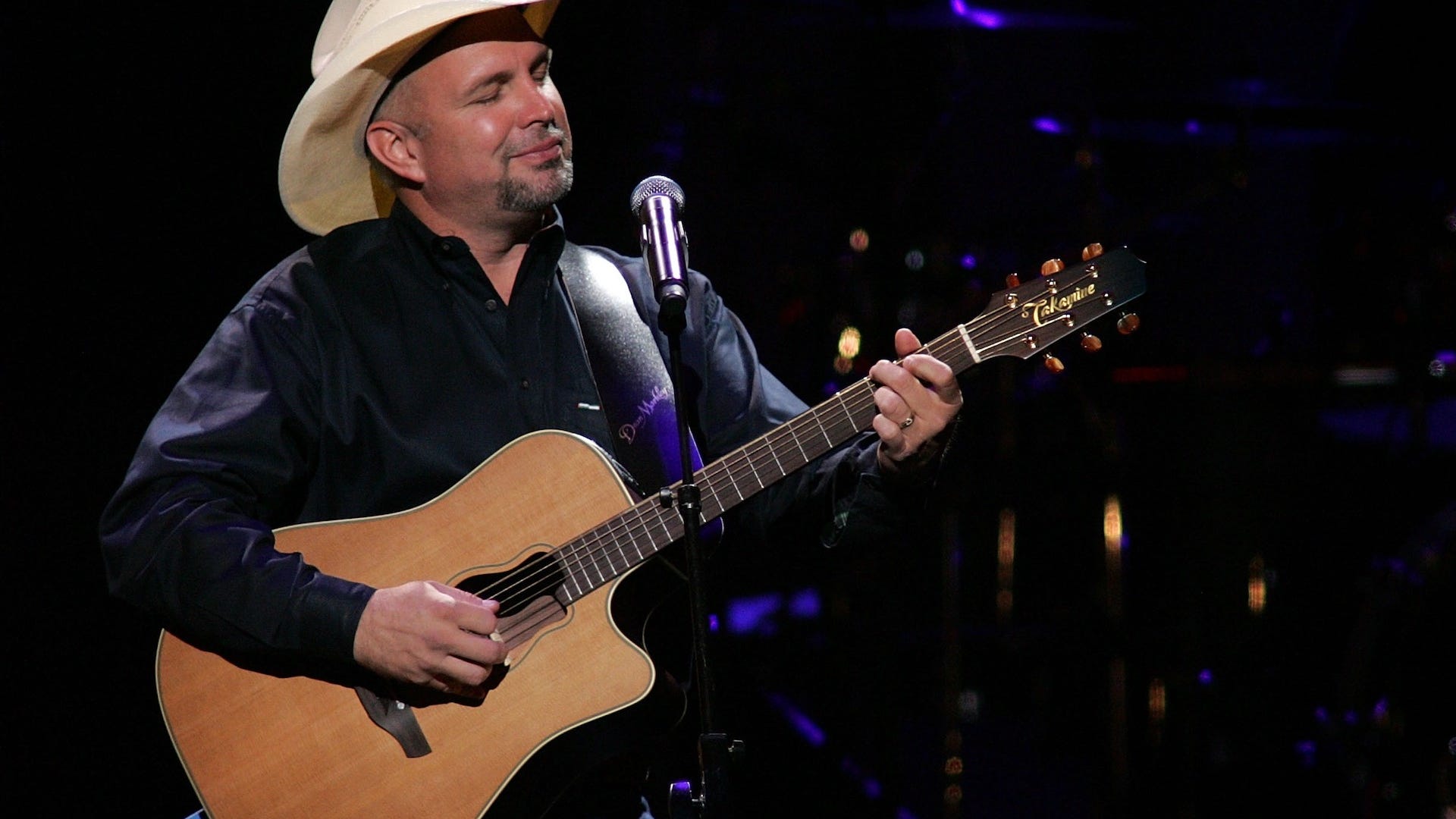 Watch as Garth Brooks gets emotional while Kelly Clarkson performs 'The Dance'