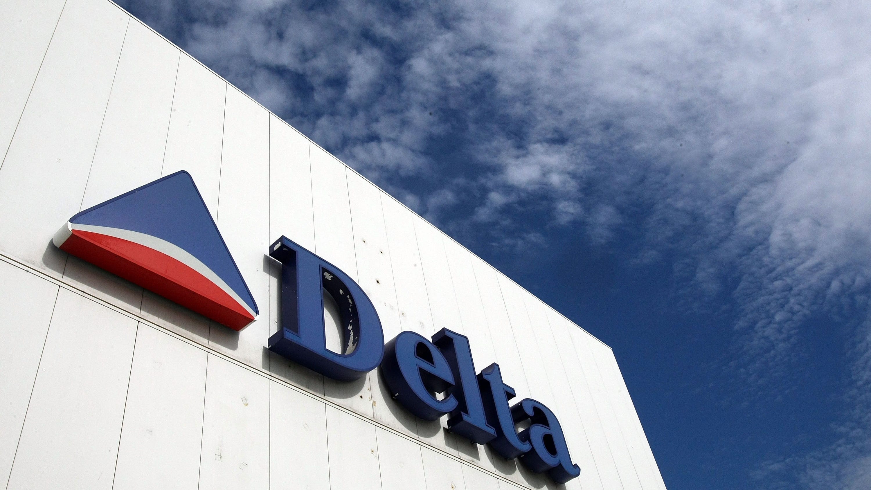 Man sues Delta Air Lines after fuel dousing in Pico Rivera