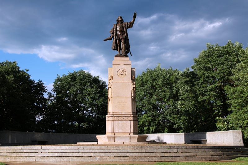statue