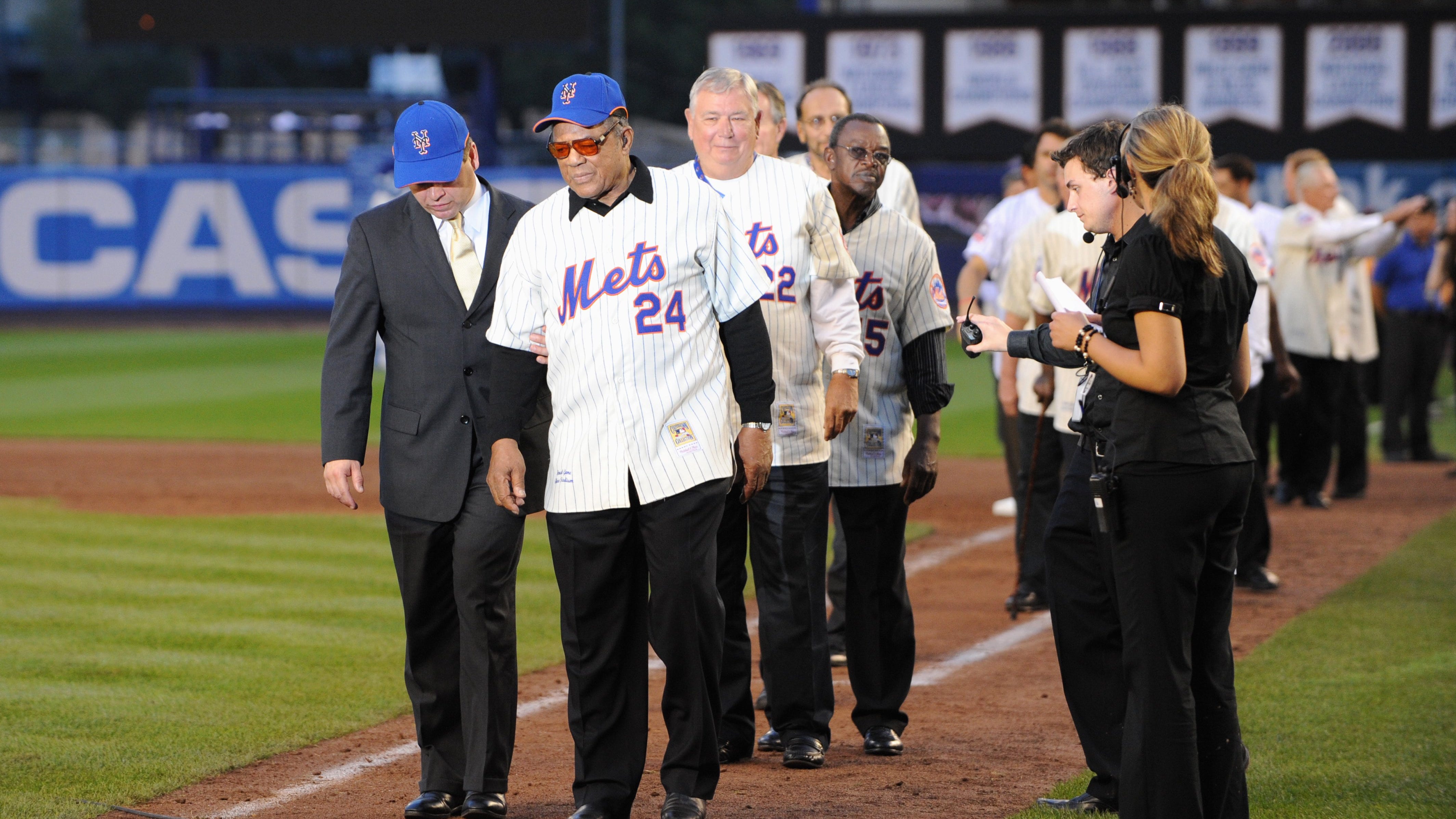 Mets retire Willie Mays' 24 in big Old Timers' Day surprise