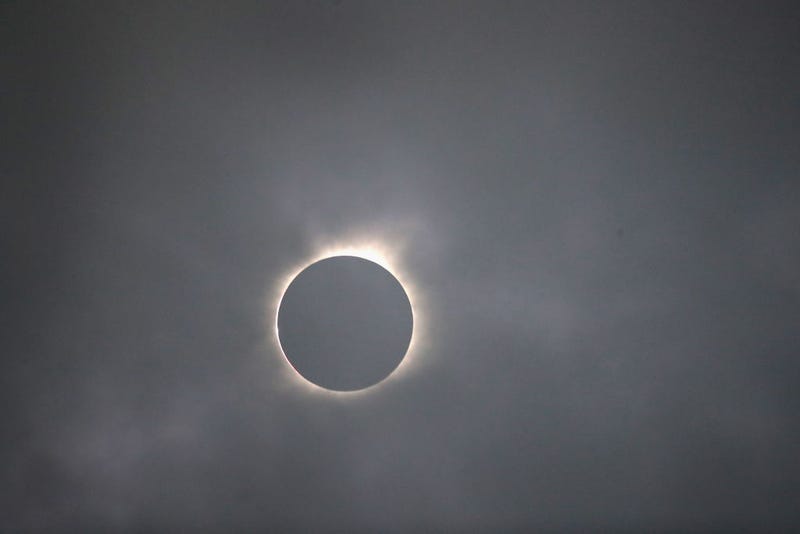 The moon eclipses the sun in 2017