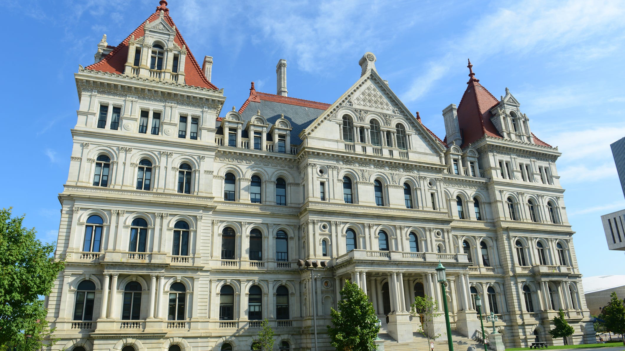 NY misses budget deadline, payday for state workers looms