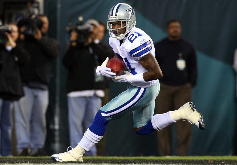 Adam Jones #21 of the Dallas Cowboys runs the ball against the Philadelphia Eagles on Dec. 28, 2008, at Lincoln Financial Field in Philadelphia, Pennsylvania.