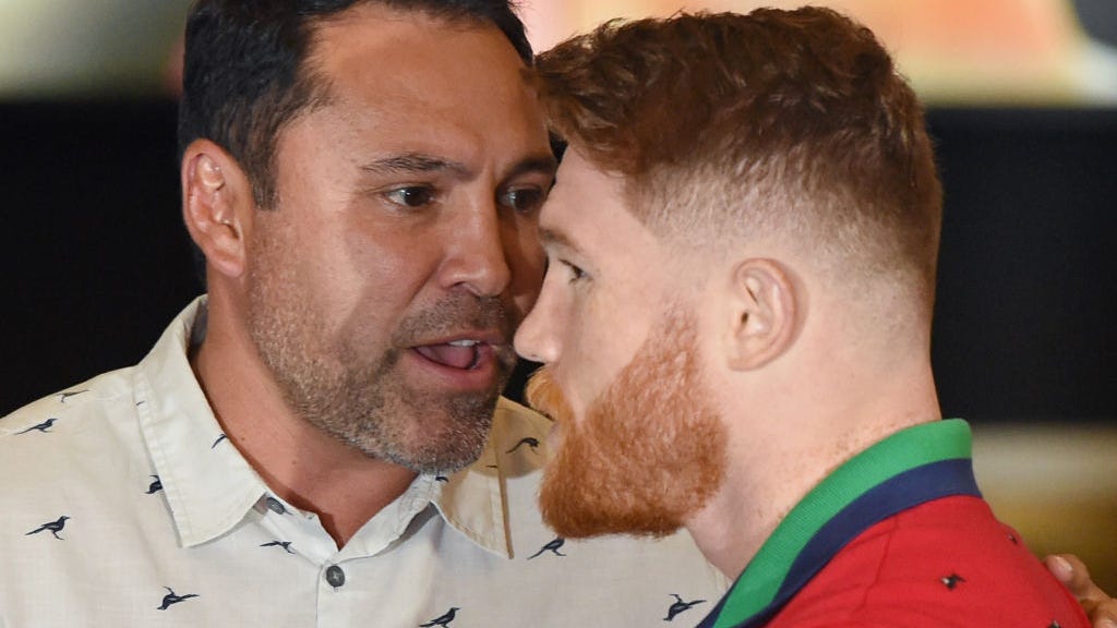 Óscar de la Hoya anuncia que le pateará el trasero al Canelo Álvarez