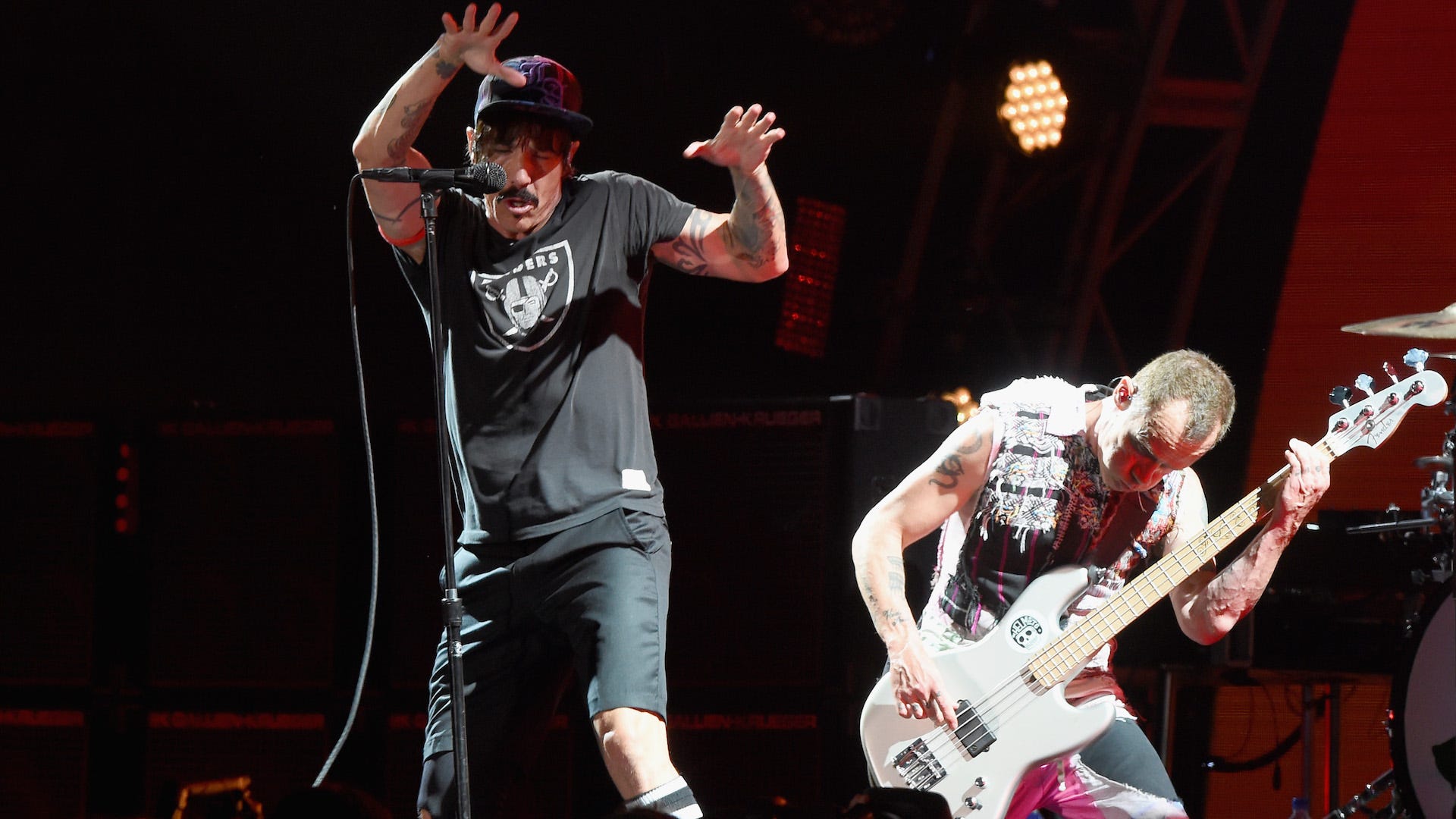 Red Hot Chili Peppers return to the top, take 'Unlimited Love' to #1