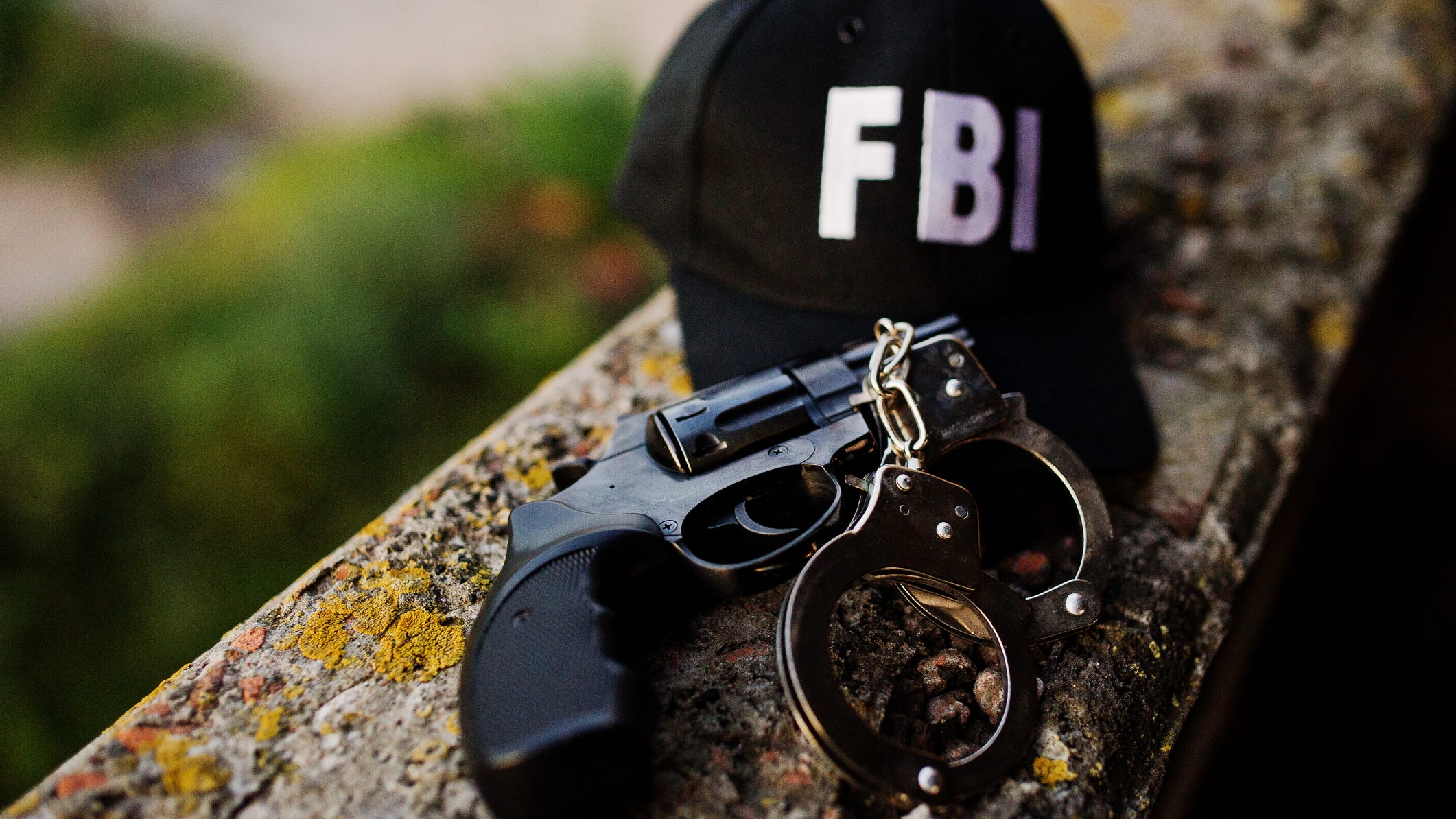Armed man approaches FBI office, exchanges gunfire with cops