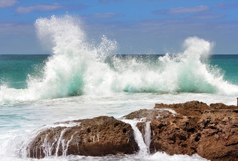sea wave crashing