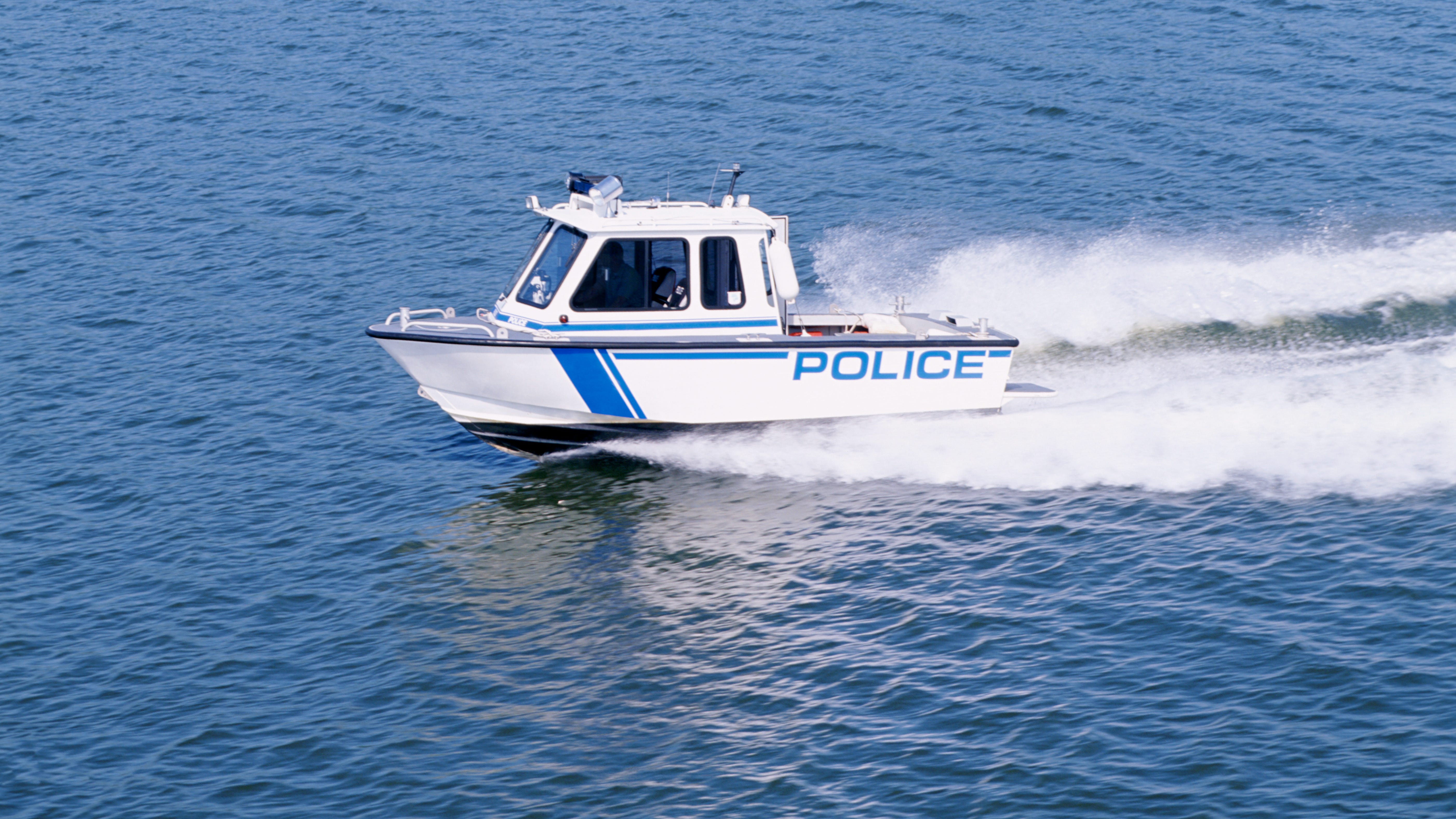 6 rescued after boat crashed into break wall south of Navy Pier
