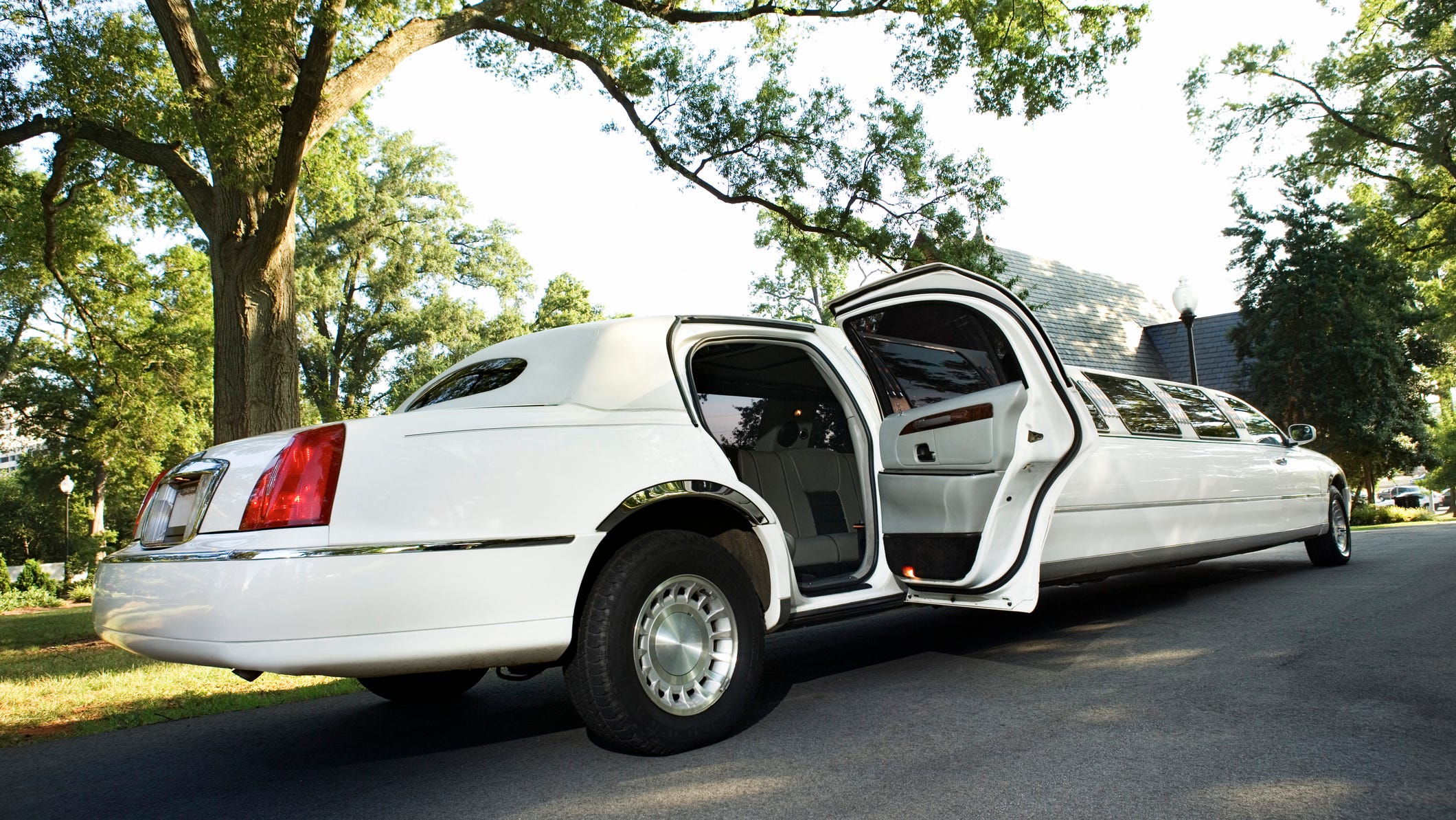 St. Louis funeral home offering free rides to polling places in limousine