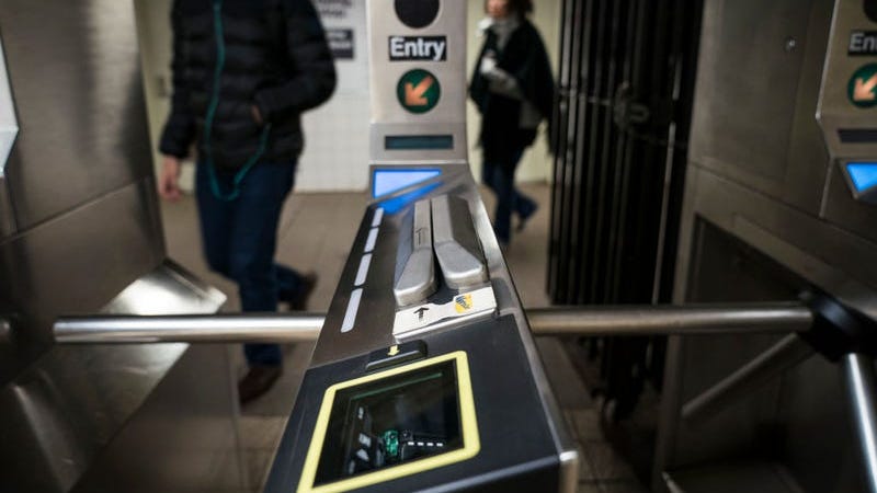 Hispano fallece intentando evadir el pago del metro en NYC, cayó y se fracturó el cuello