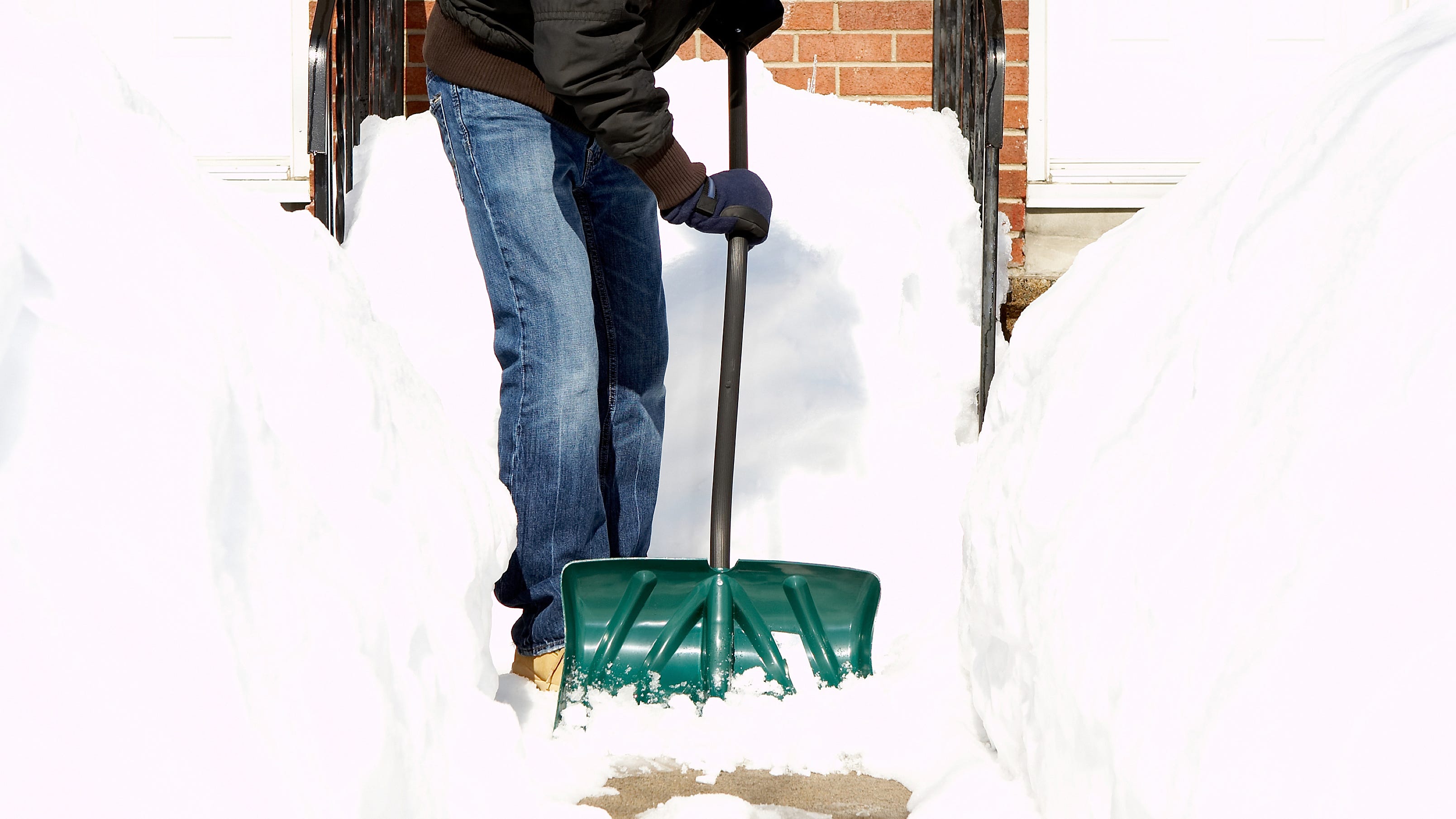 Community group organizes volunteers to shovel for senior citizens in Chicago