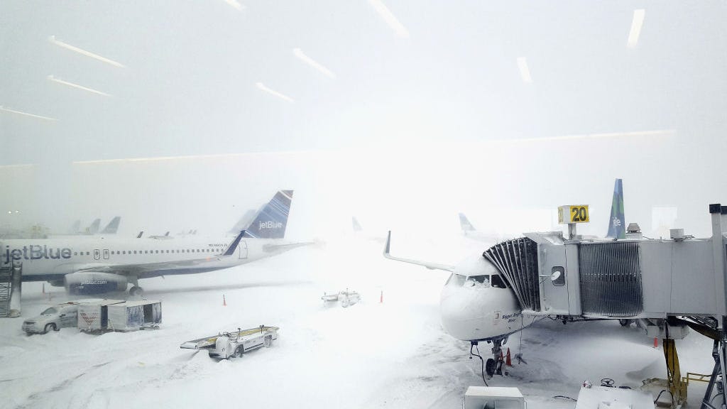 Airlines offering waivers to change departure times fee-free before this week's big storm