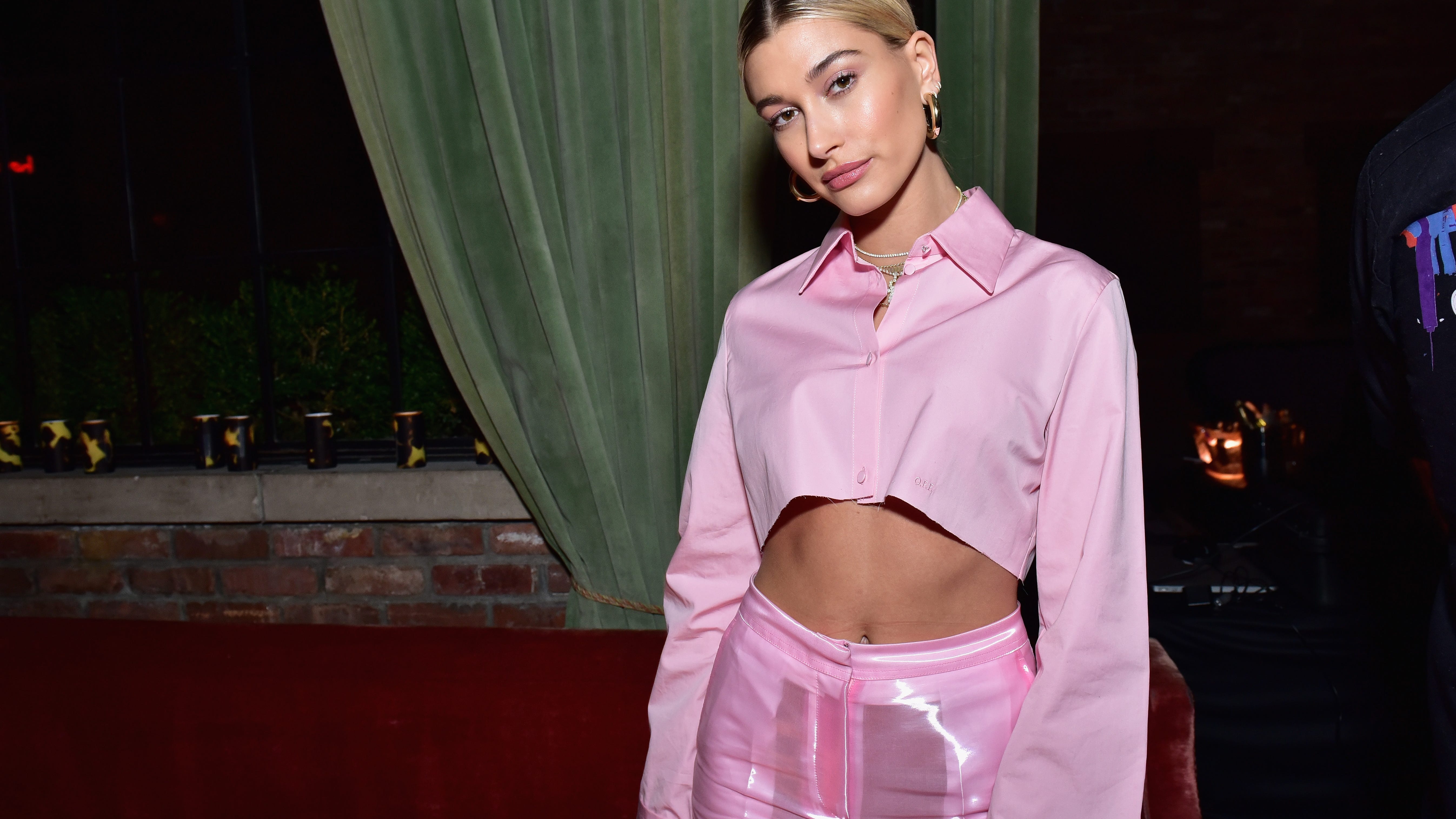 Hailey Bieber flaunts ‘bikini body’ in joke t-shirt while getting a makeover