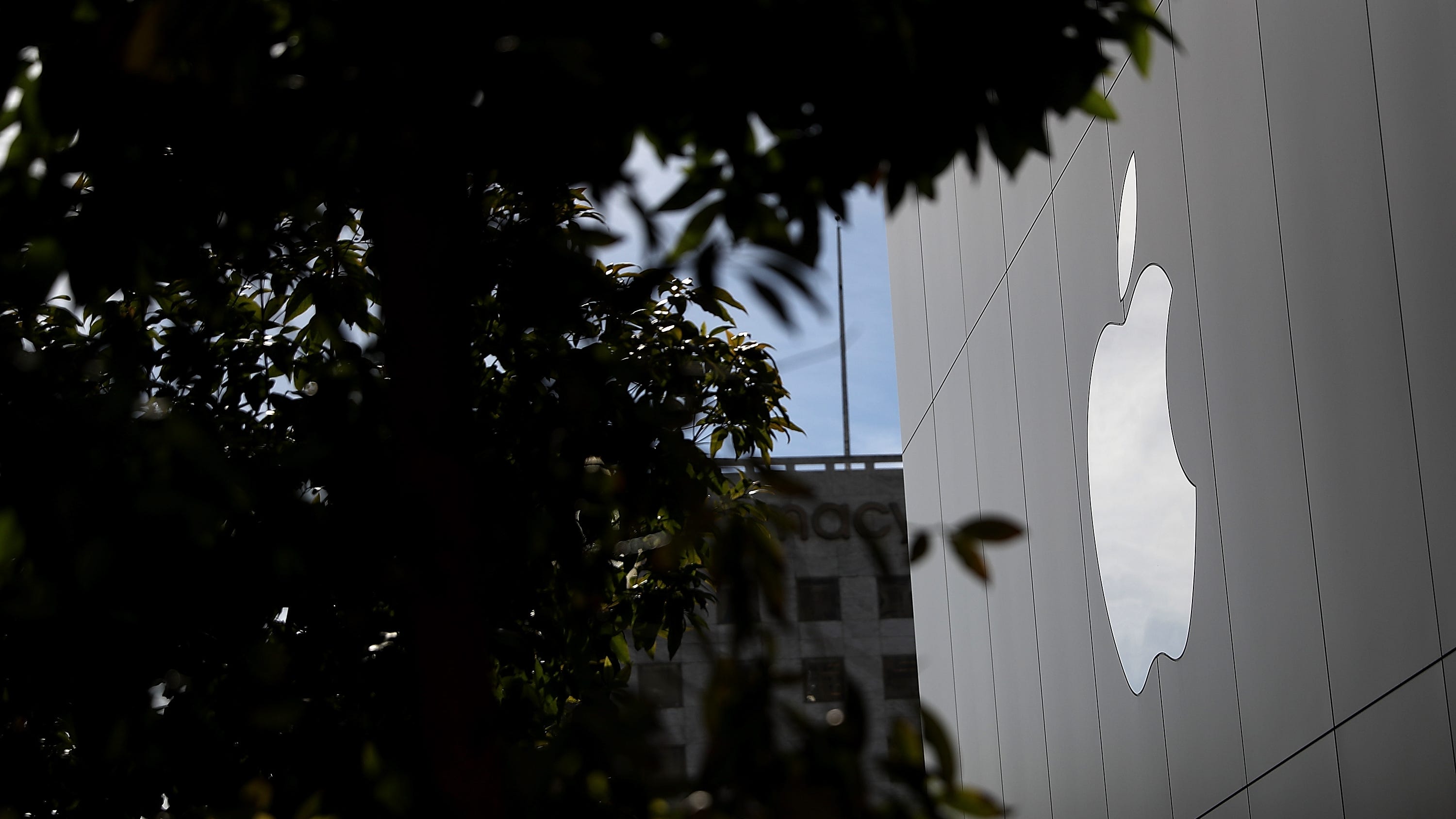 COVID concerns prompt Apple to delay office return again
