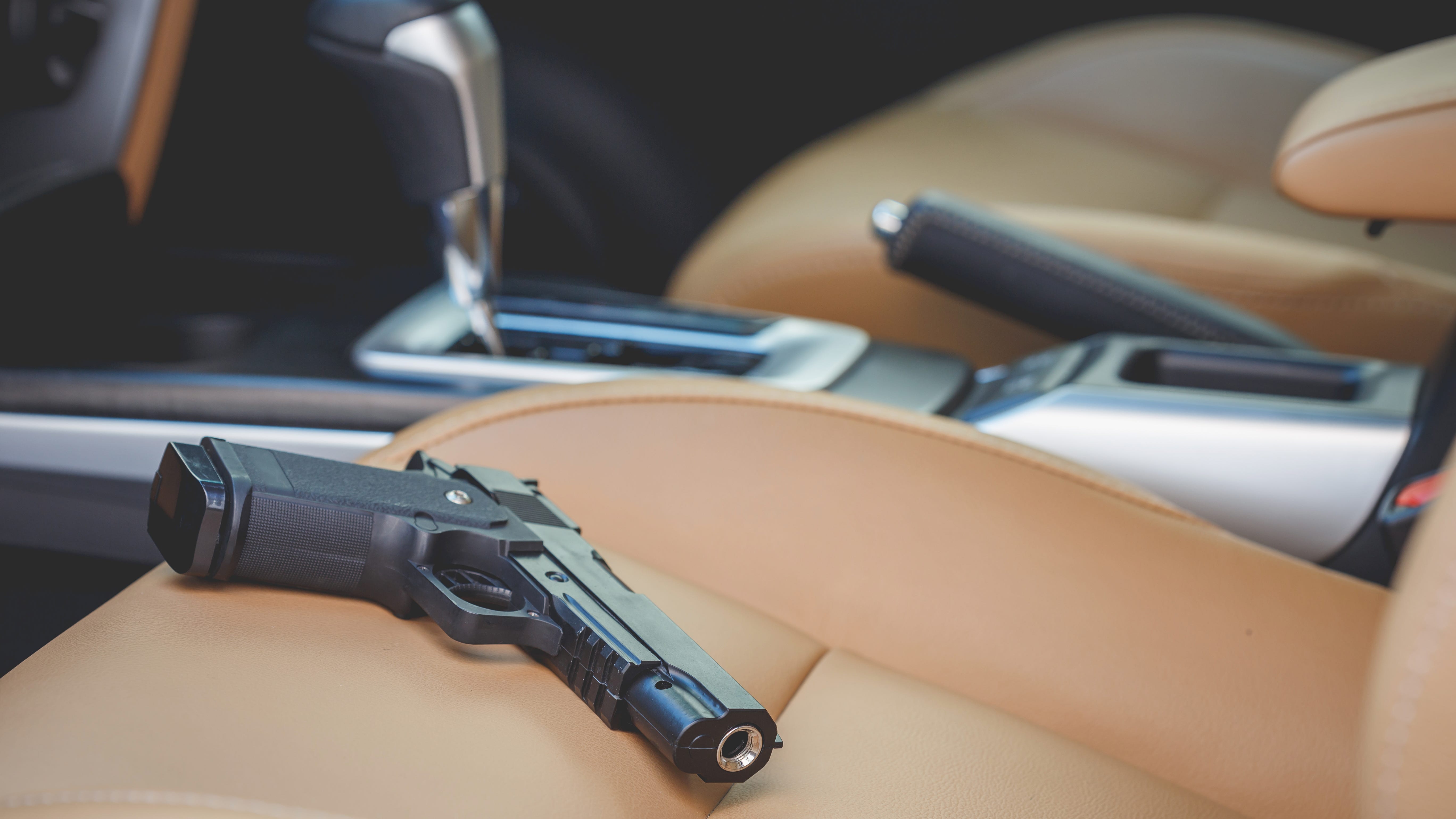 Detroit police issue warning after Grosse Isle man accidentally shoots himself in the leg on I-94