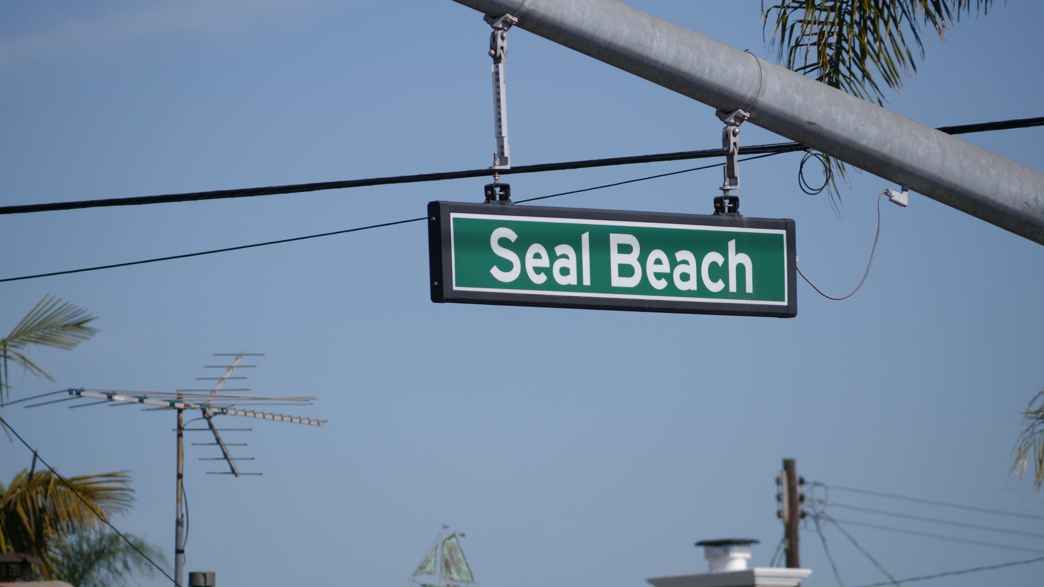 Police seek man who brandished gun at Seal Beach shoe store
