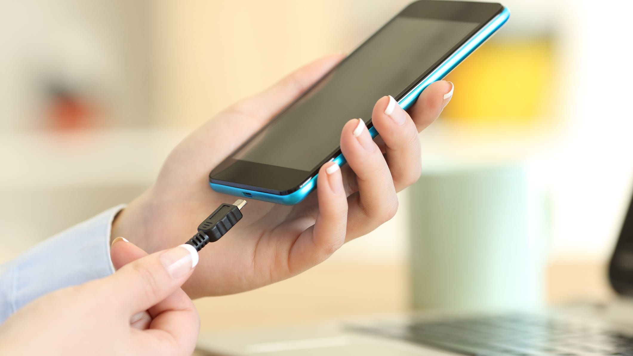 FBI warns of mobile phone 'juice jacking' at public charging stations