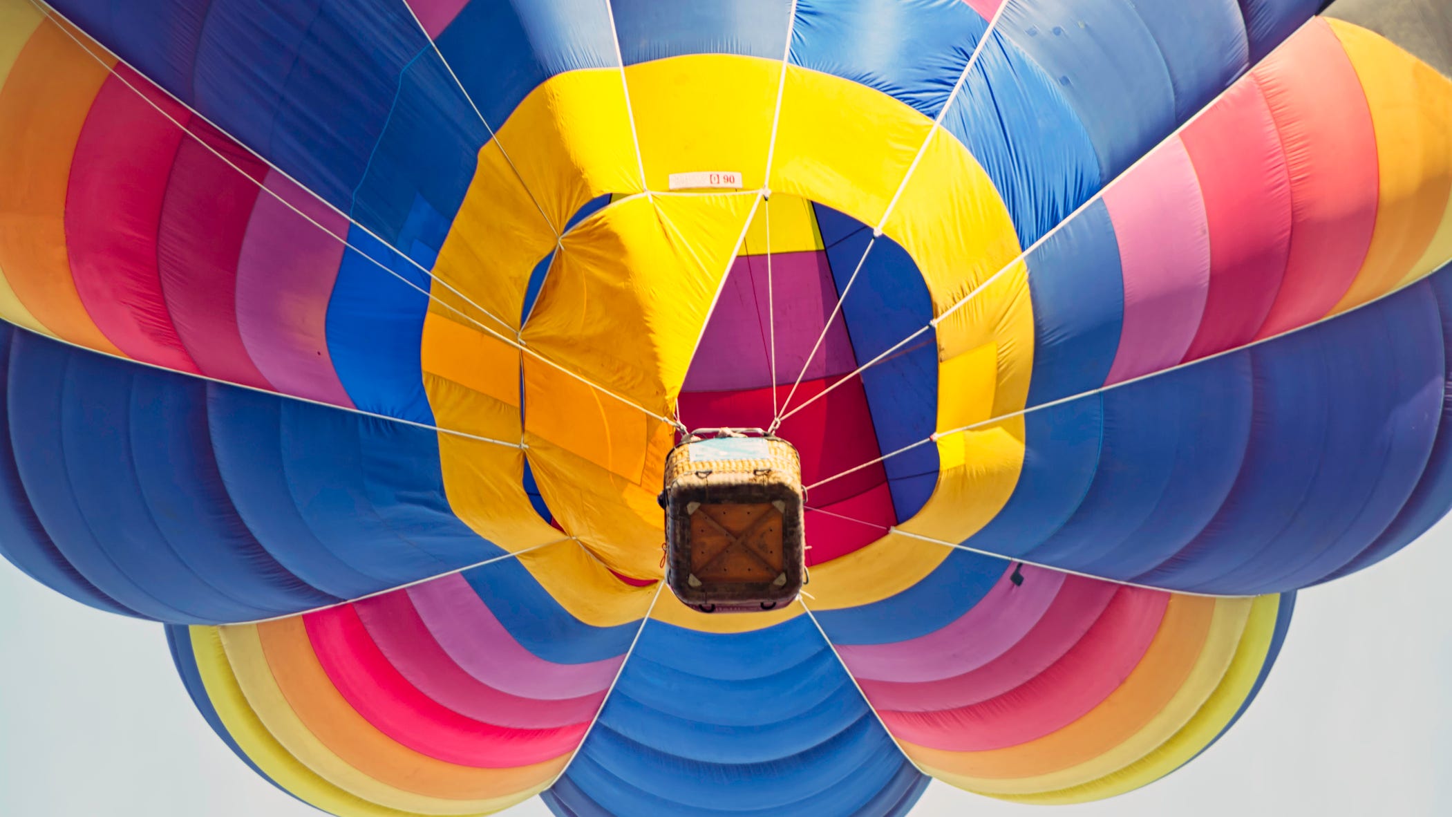 Hot air balloon gets caught in ‘dust devil,’ lands on busy road