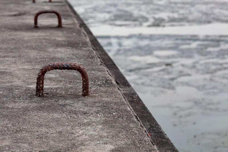 Abandoned boat sinks in Chicago River, could cost taxpayers thousands to fish out