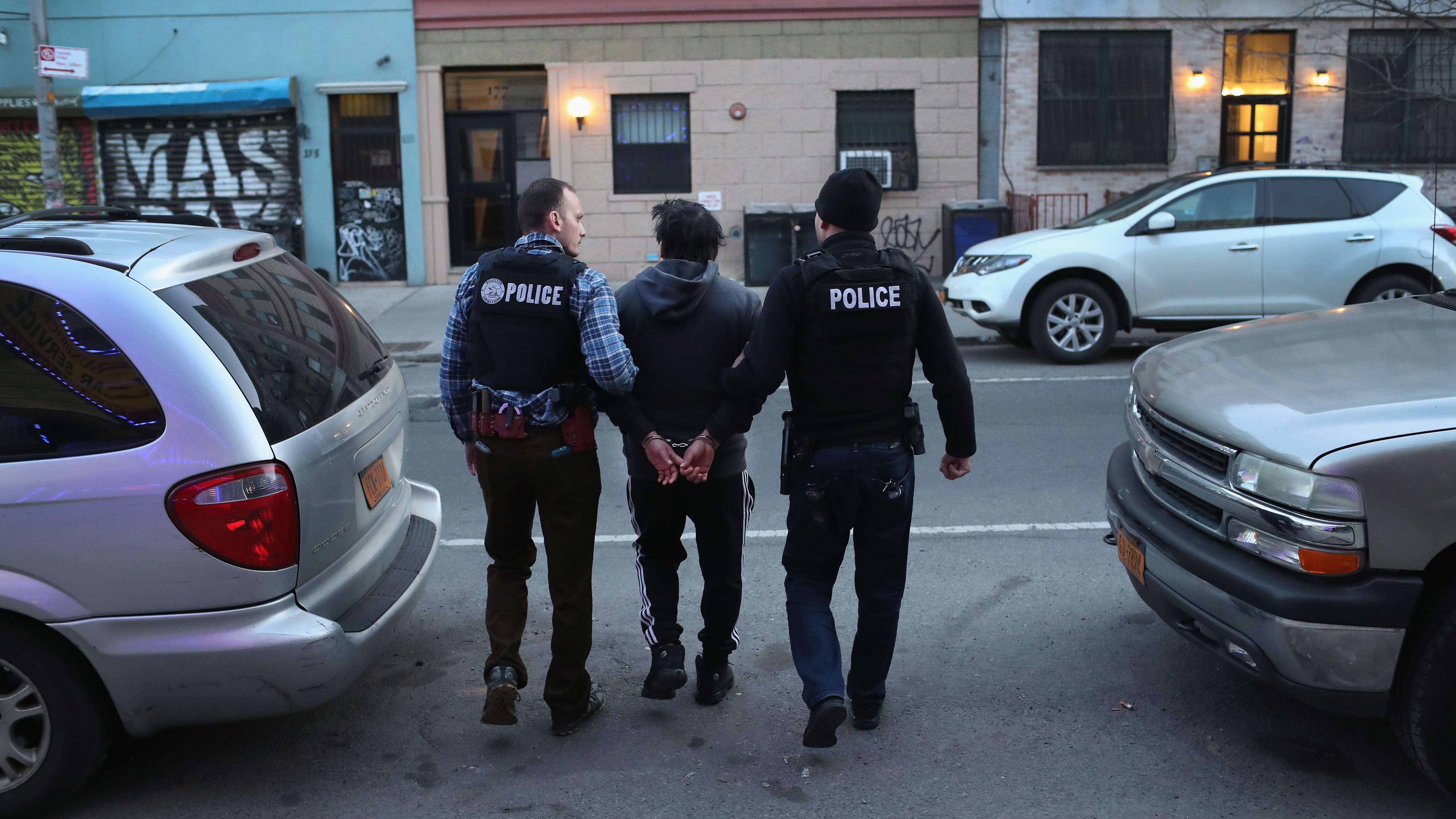 Las nuevas medidas de ICE limitarán deportaciones de inmigrantes