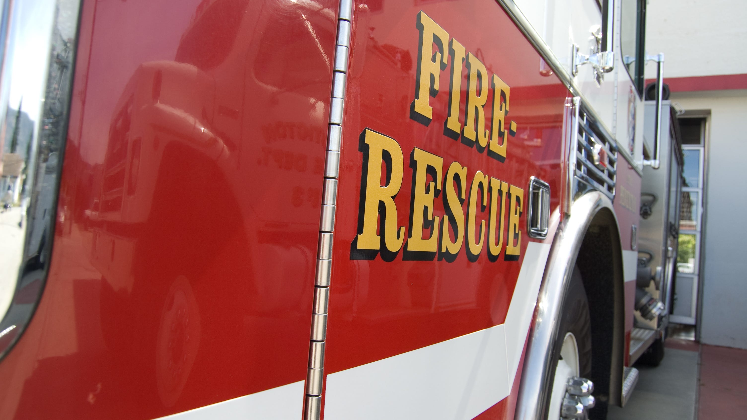 Flames destroy Garden Grove building; adjacent structures saved