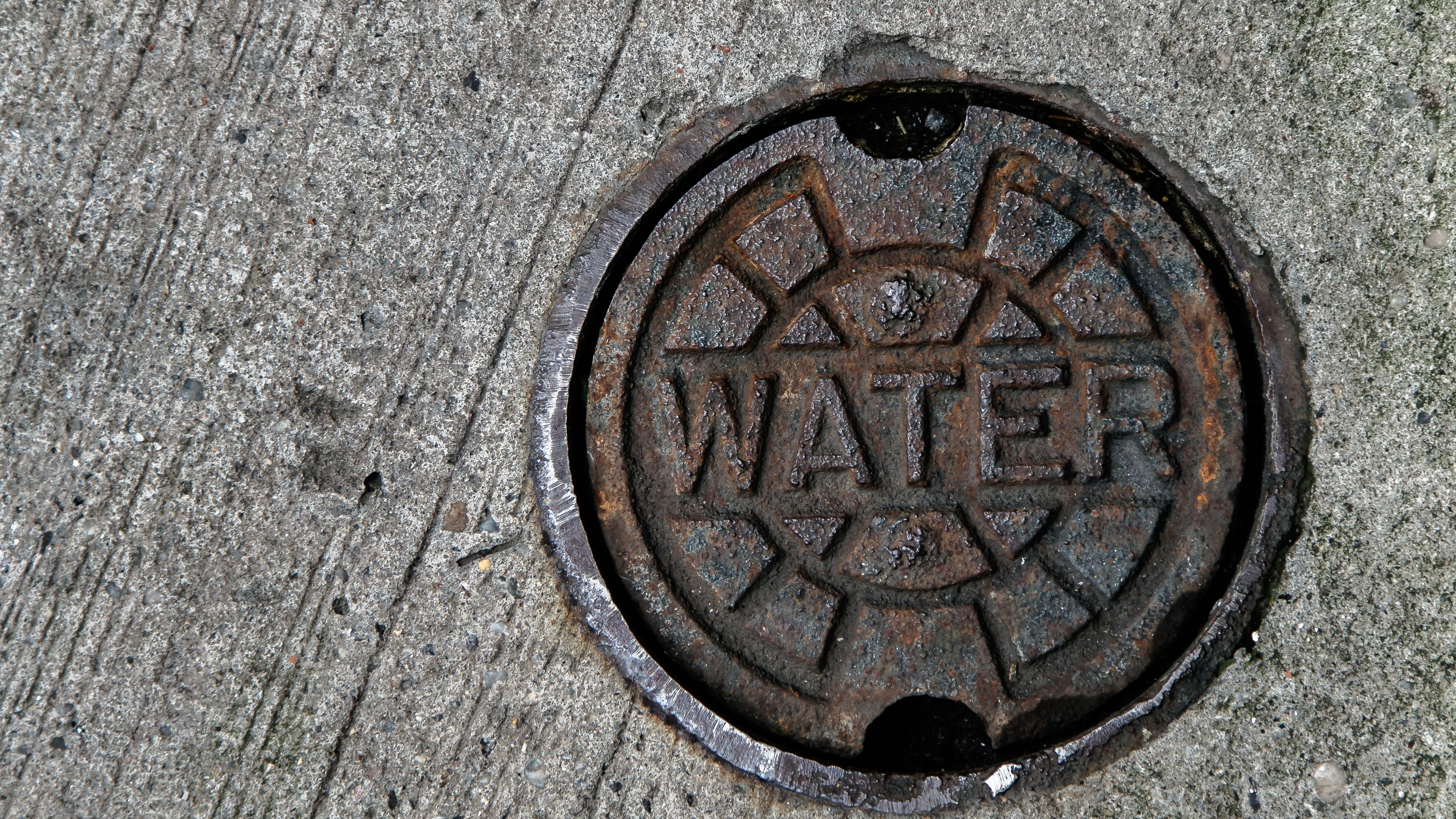 Detroit residents frustrated over water main break causing flooding, low water pressure