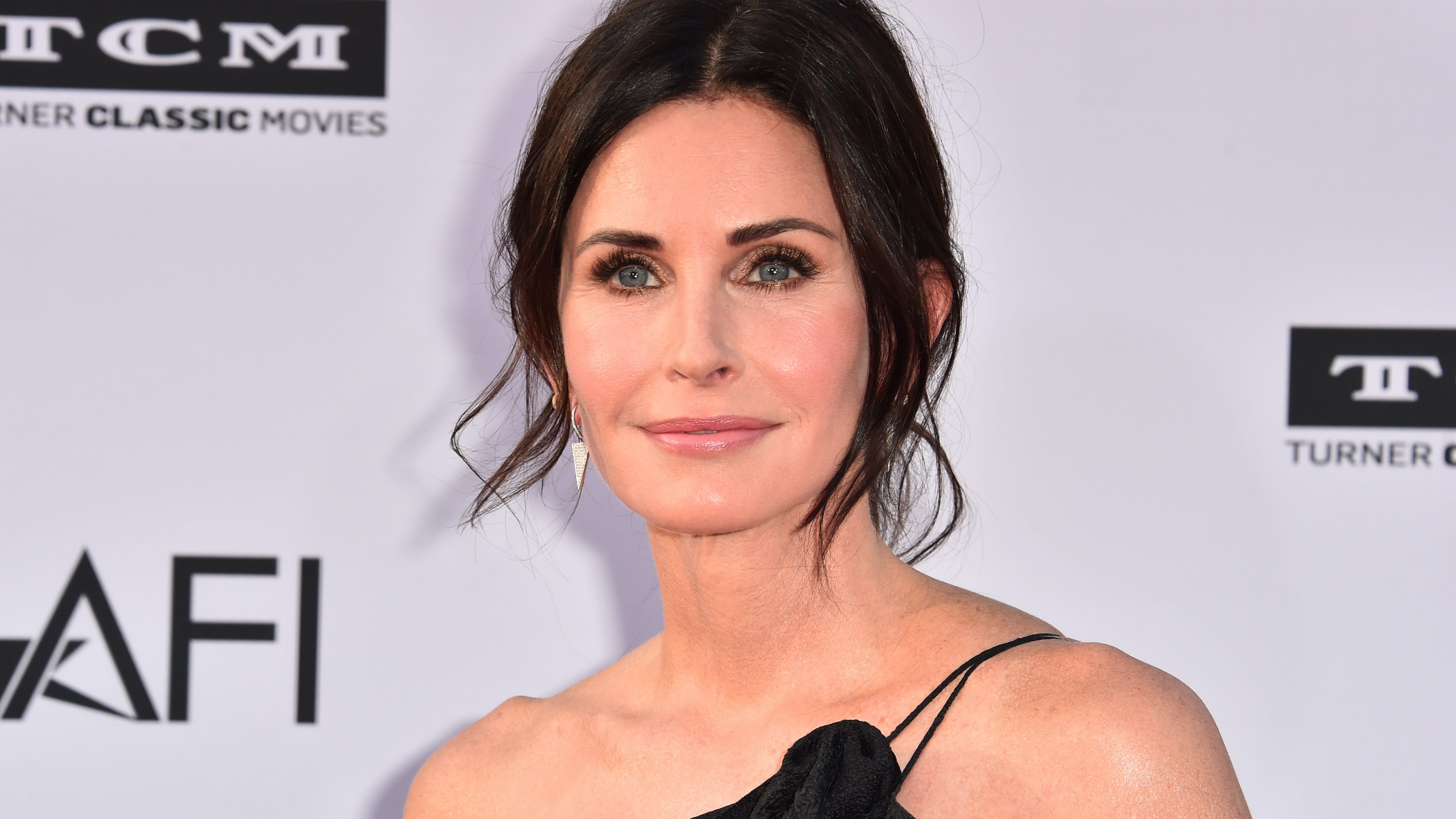 Courteney Cox shares classic clip in honor of 27th anniversary of ‘Friends’ premiere: 'When it all started'