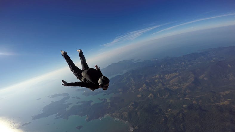 Record-breaking skydiver dies