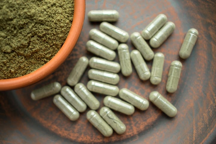 kratom in powder form and in capsules 
