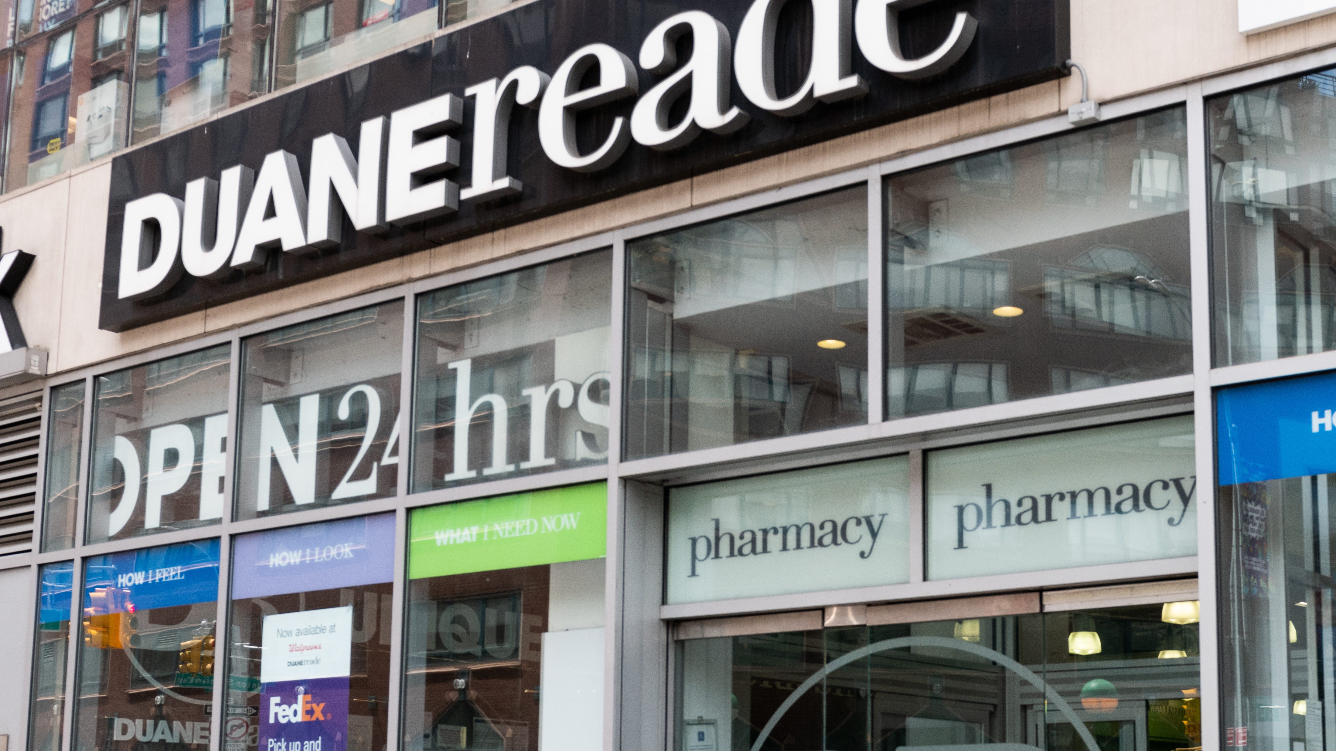 Off-duty NYPD officer slashed by shoplifter at Midtown Duane Reade