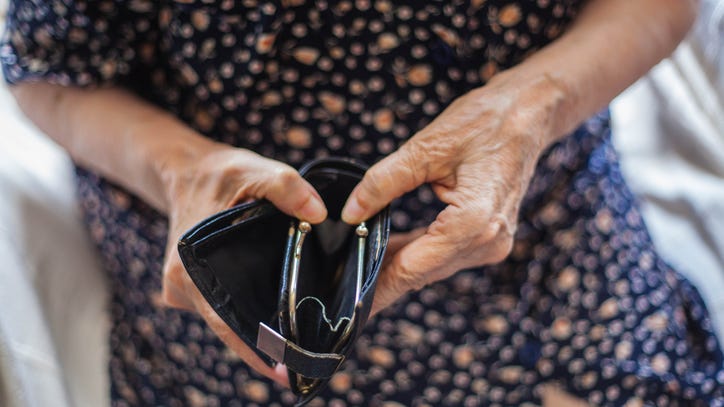 'Good Samaritan' helps elderly woman before stealing her credit card