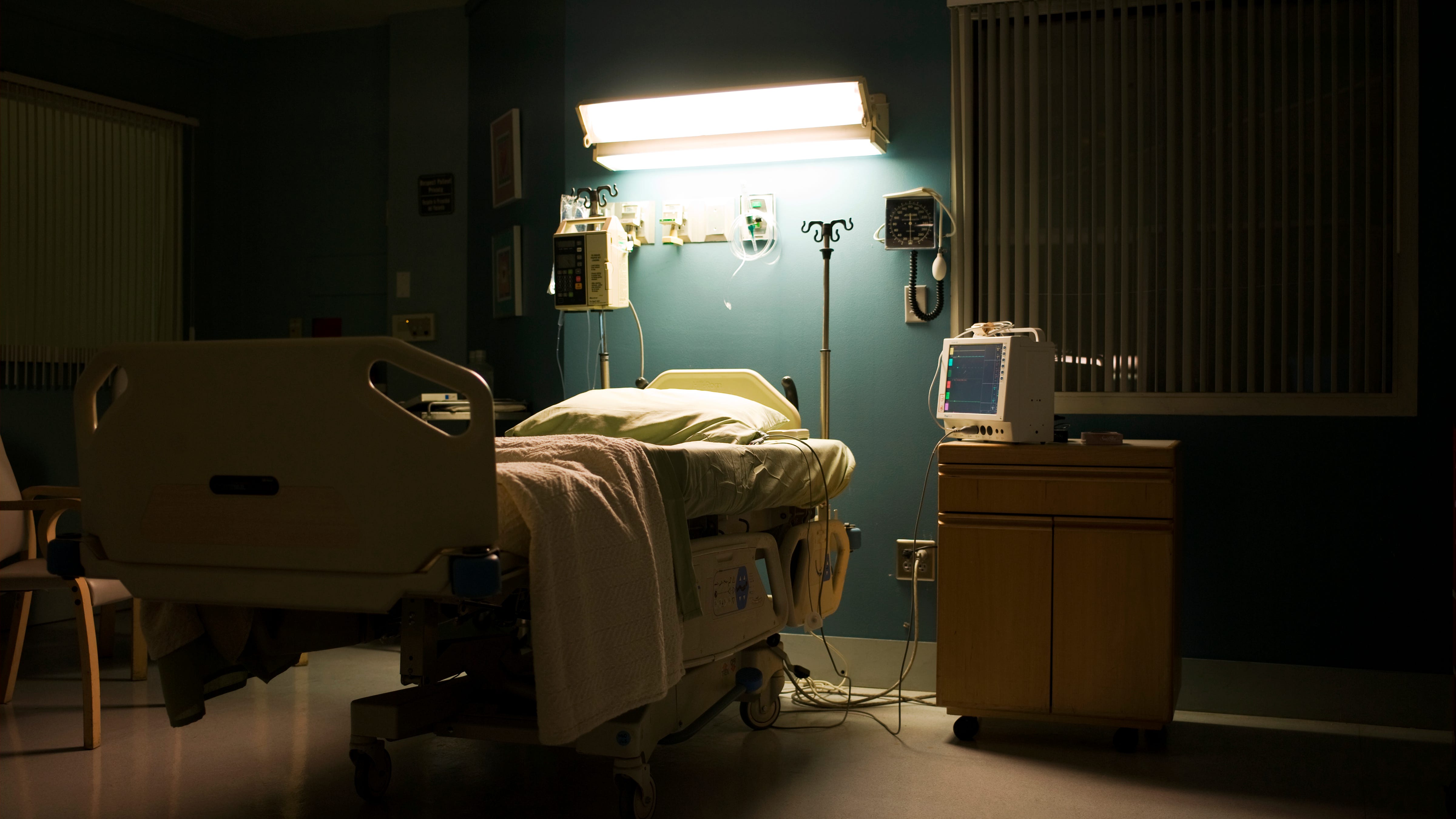 Pregnant nurse who refused COVID vaccine over fertility fears loses unborn child and dies