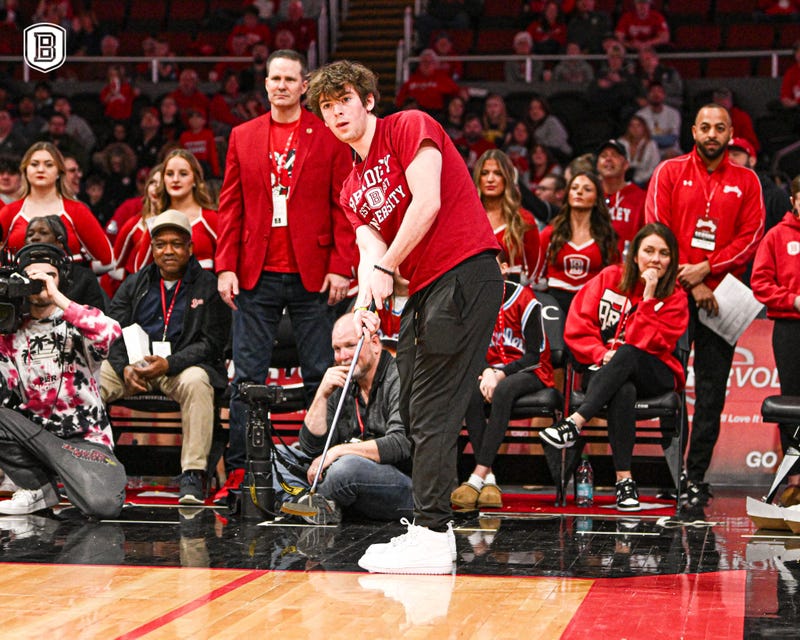 Bradley freshman Trevor Frey putts in halftime contest 