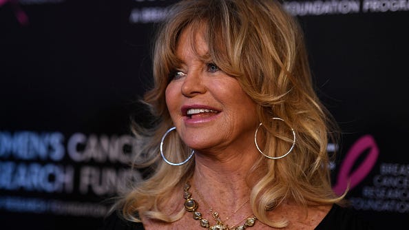 Watch Goldie Hawn, 74, Dance to 'Hey Ya!' While Washing Dishes