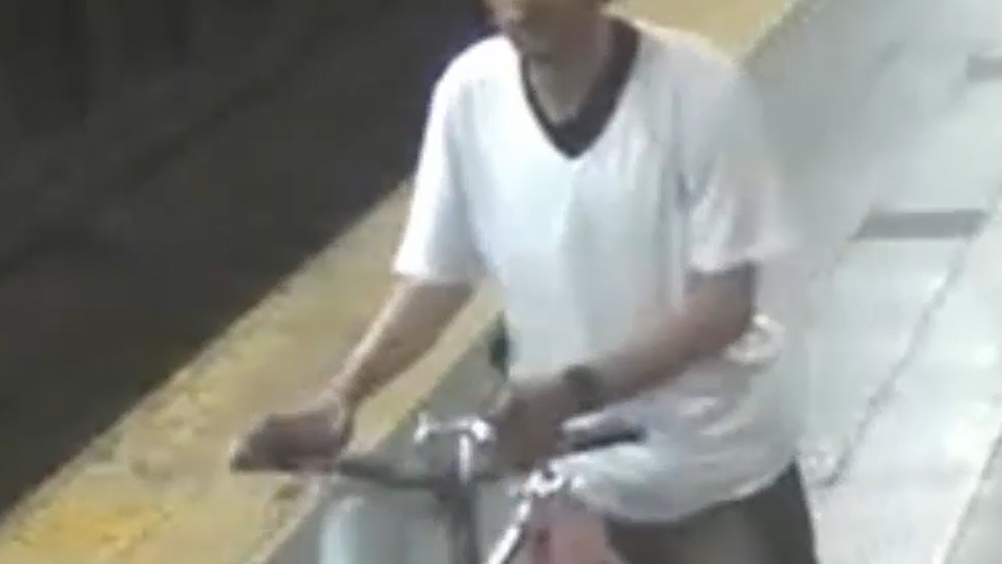 VIDEO: Man robbed at knifepoint aboard Gramercy subway train, suspect sought