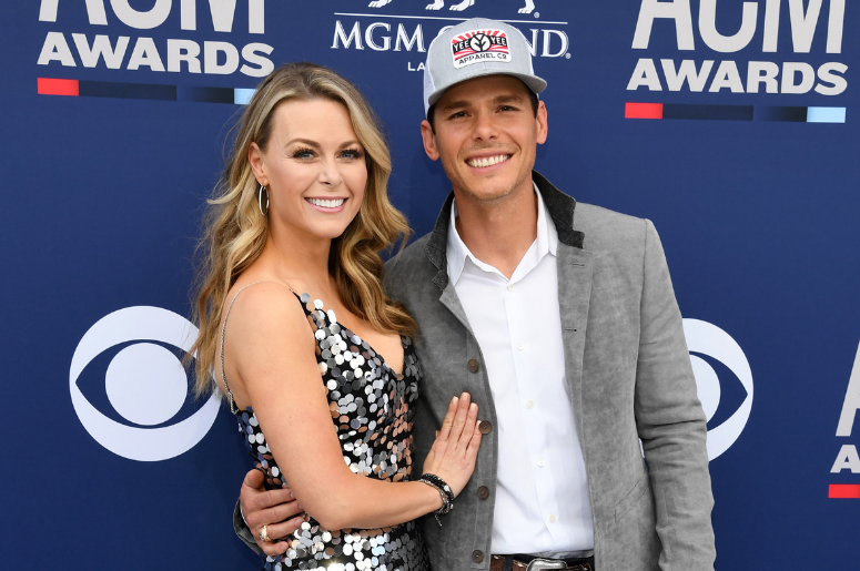 Amber Bartlett (L) and Granger Smith attends the 54th Academy Of Country Music Awards at MGM Grand Garden Arena on April 07, 2019 in Las Vegas, Nevada.