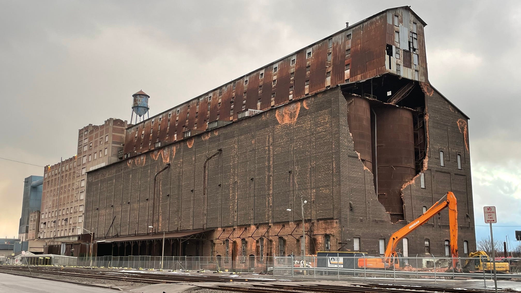Preservationists win temporary restraining order to delay demolition of Great Northern grain elevator