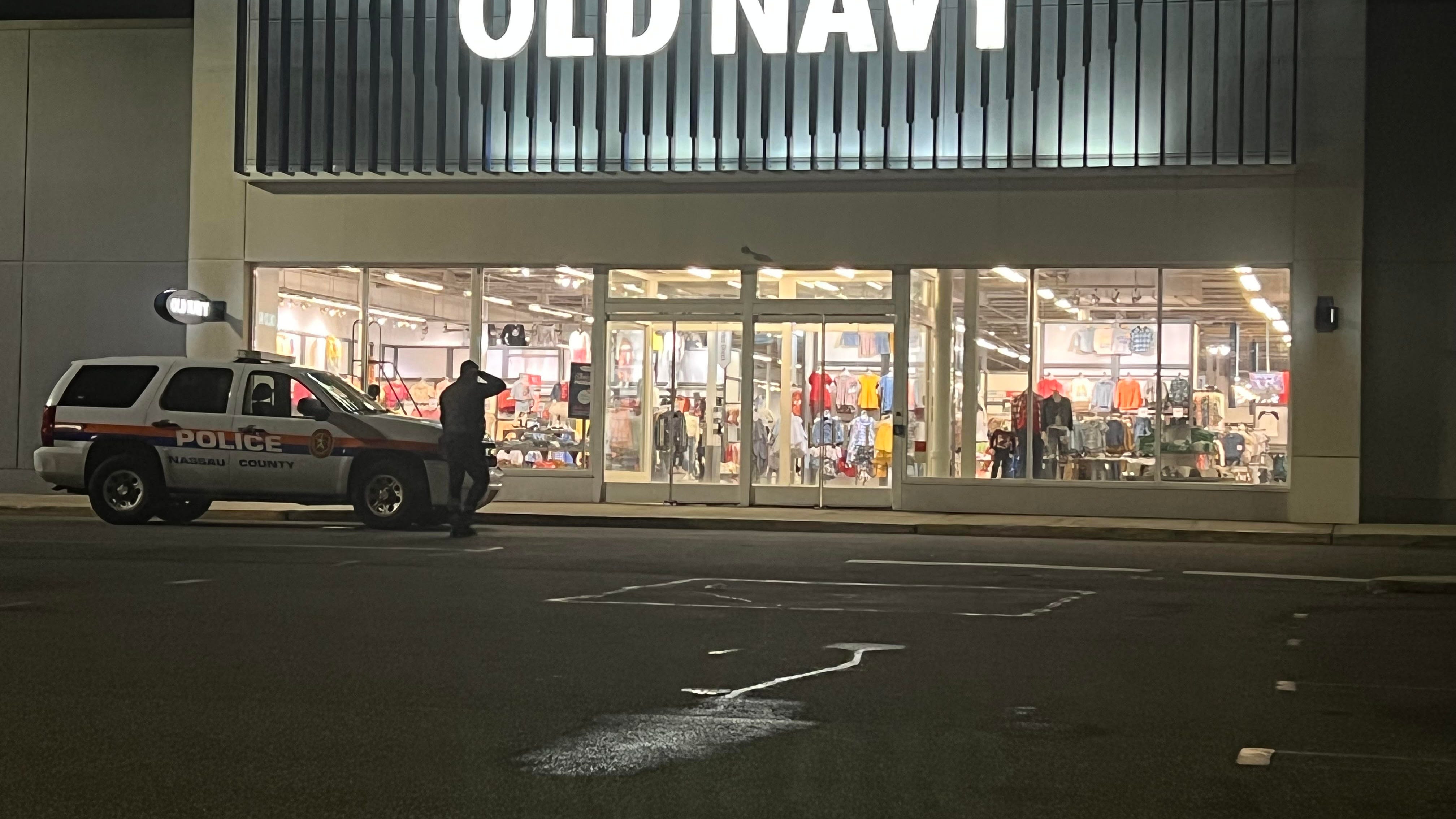 LI mall goes into lockdown after person shot in leg: police