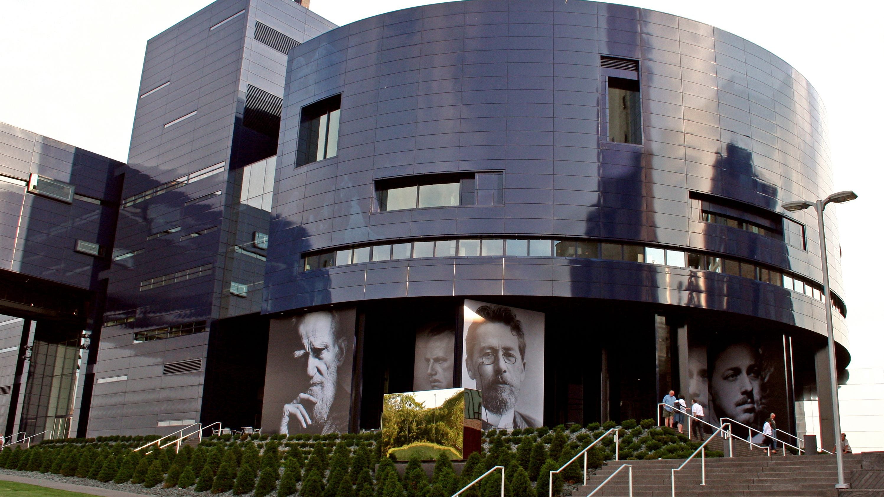Iconic Guthrie Theater set to return to live shows